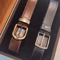 ست چرم طبیعی شامل دو کمربند مجلسی و اسپرت با جعبه چوبی برند نیلای