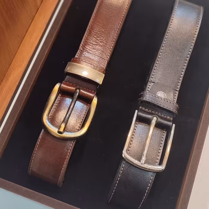 ست چرم طبیعی شامل دو کمربند مجلسی و اسپرت با جعبه چوبی برند نیلای