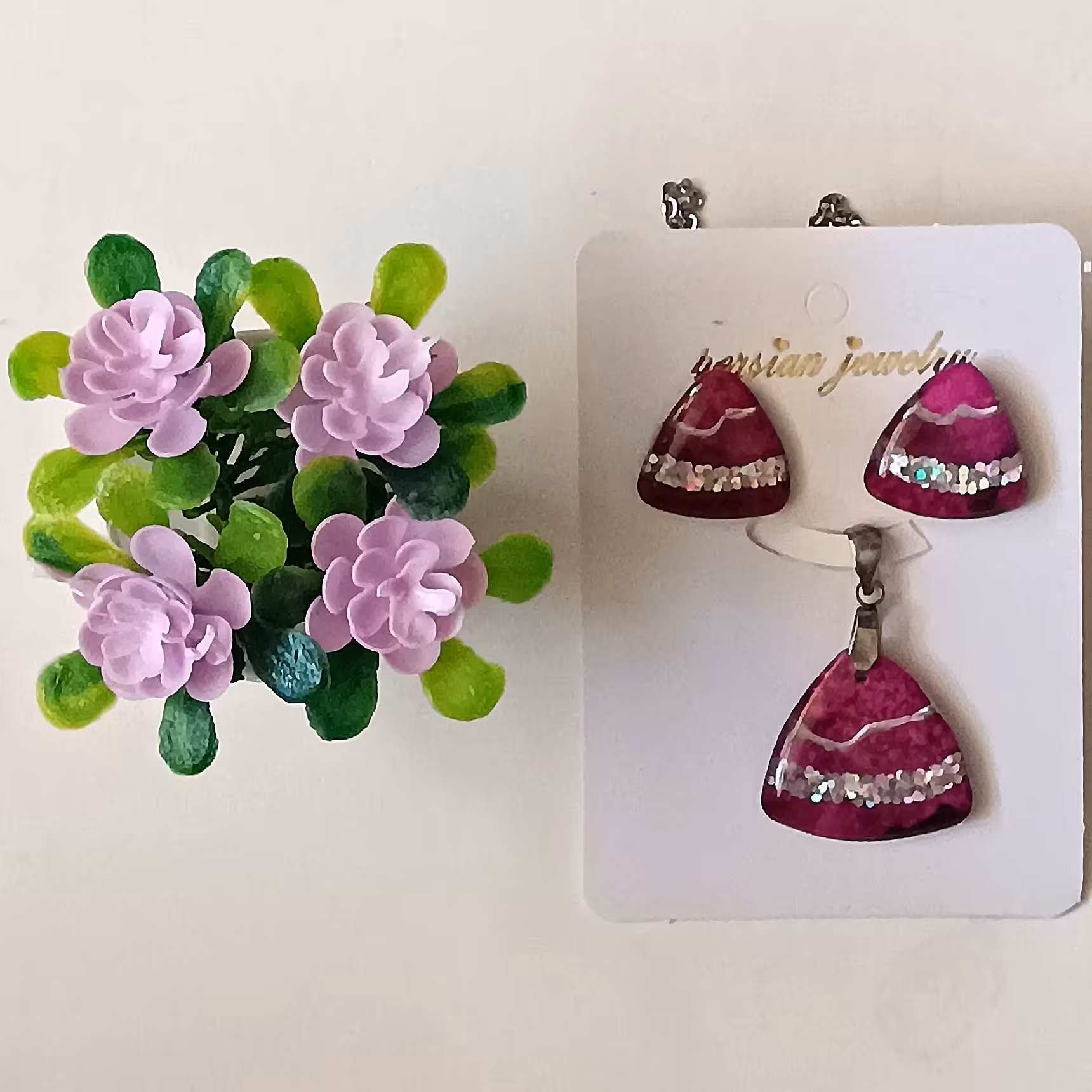 گردنبند و گوشواره رزینی با تکنیک جوهر الکلی رنگ زرشکی کار شده با نقره مایع و اکلیل نقره ای همراه با زنجیر نقره  50 سانت 