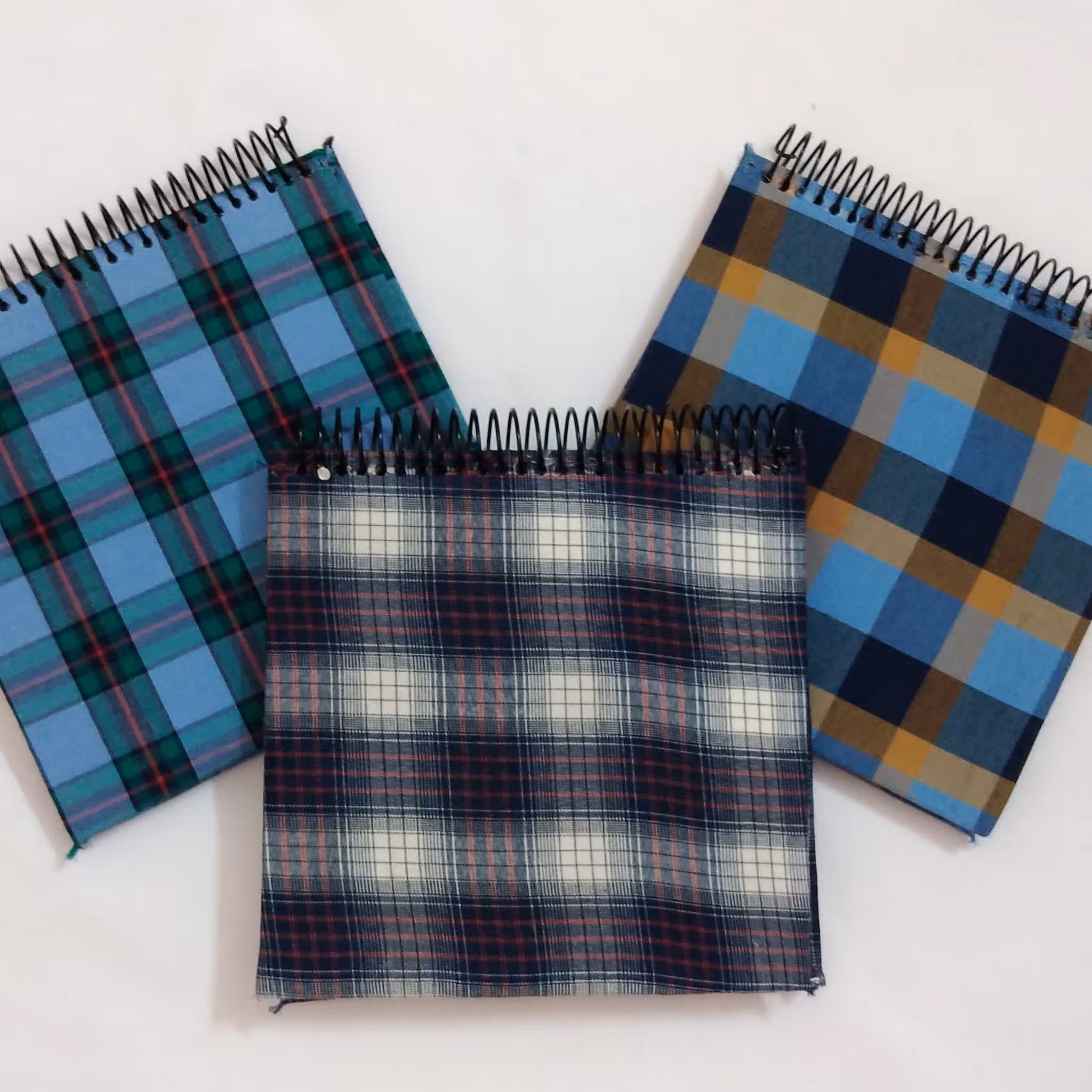 دفترچه طراحی 15 در 15
کاغذ کرافت، جلد مقوایی، روکش پارچه، سیمی، 60 برگ، کار دست