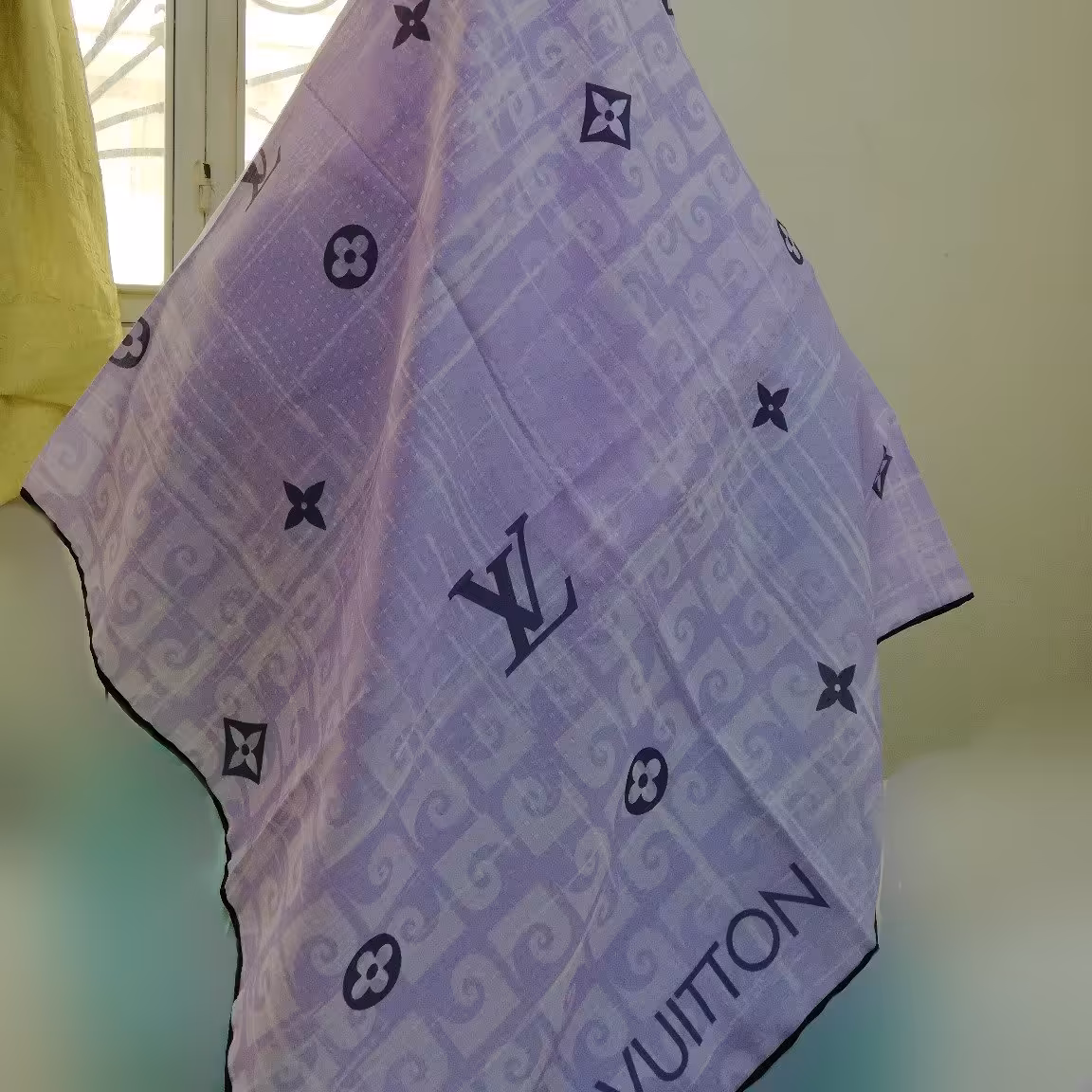 روسری نخ کریستال رنگ سال یاسی طرح LV