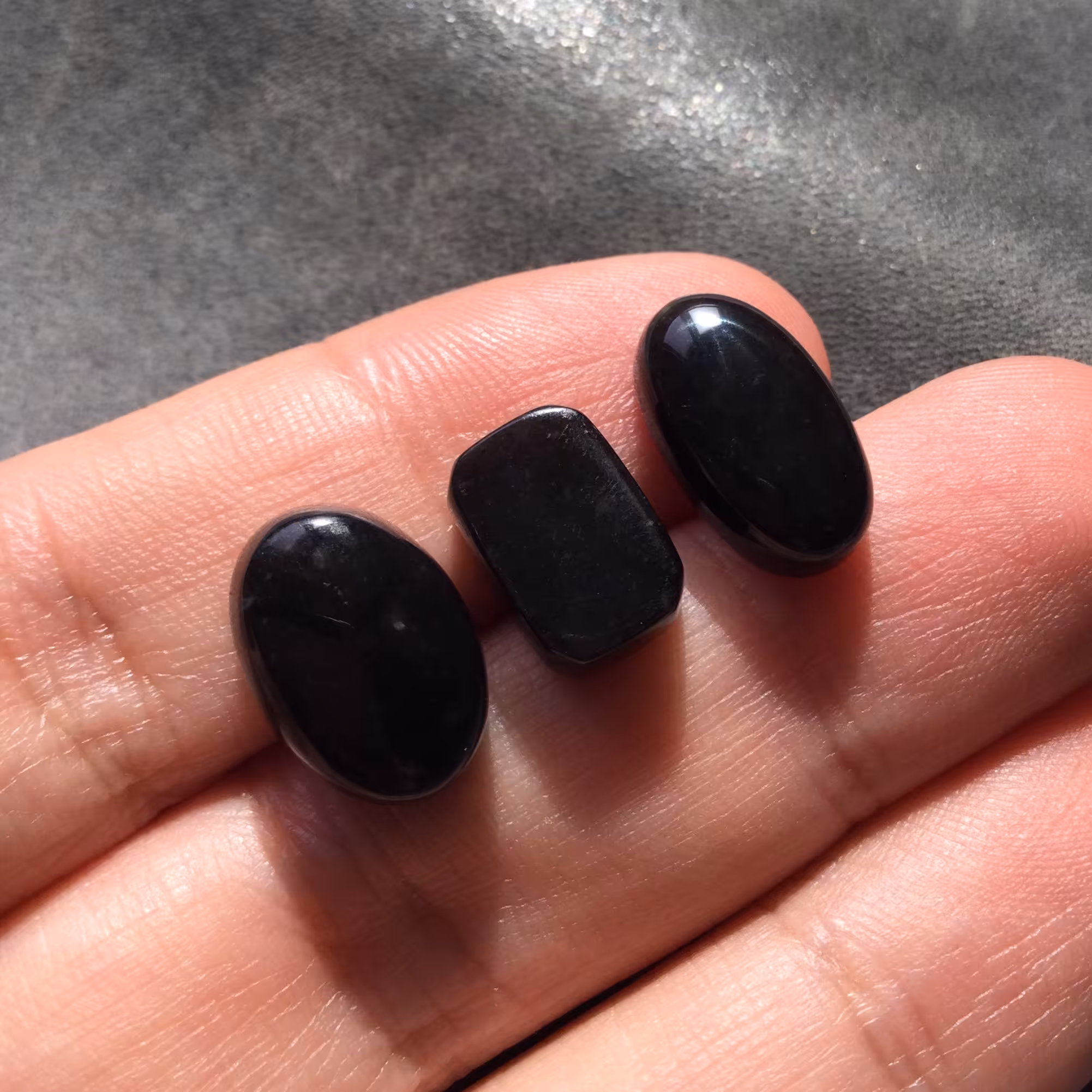 عقیق های مشکی طبیعی سایز ریز مناسب کار های زنانه 