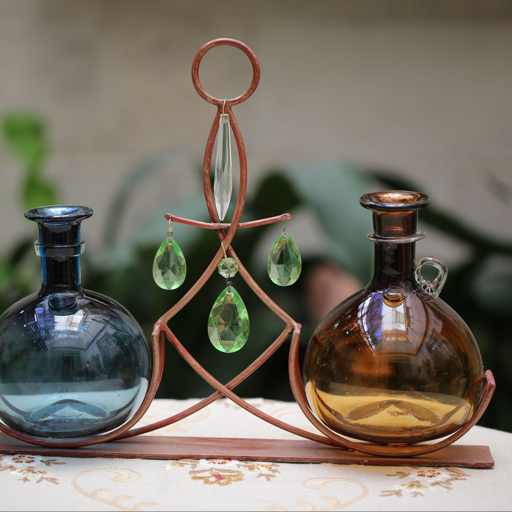 بطری شیشه ای دکوری و دکوراتیو دو تایی با جا بطری فلزی