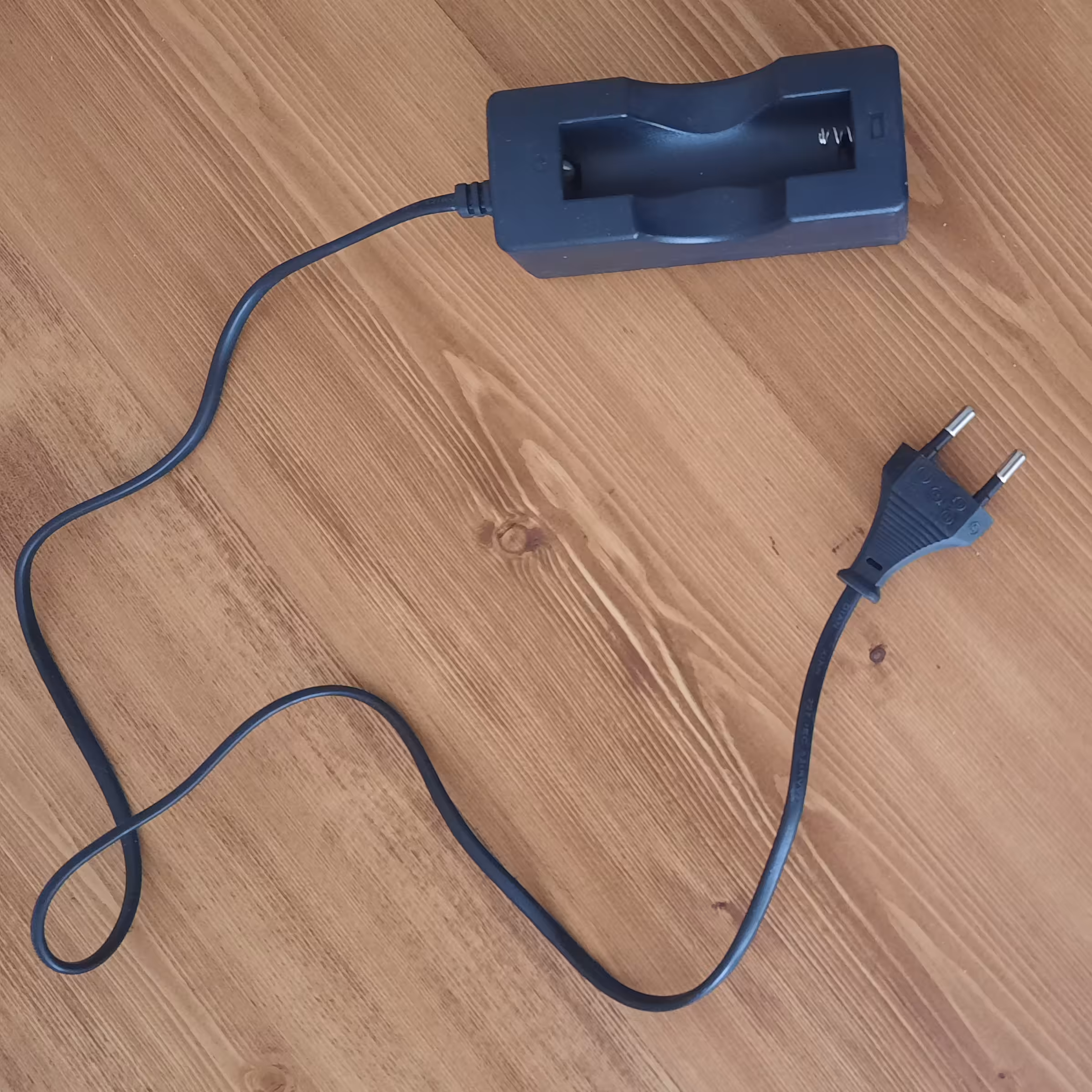 شارژر  اتوماتیک باطری لیتیومی مناسب انواع باطری پلیسی 18650 