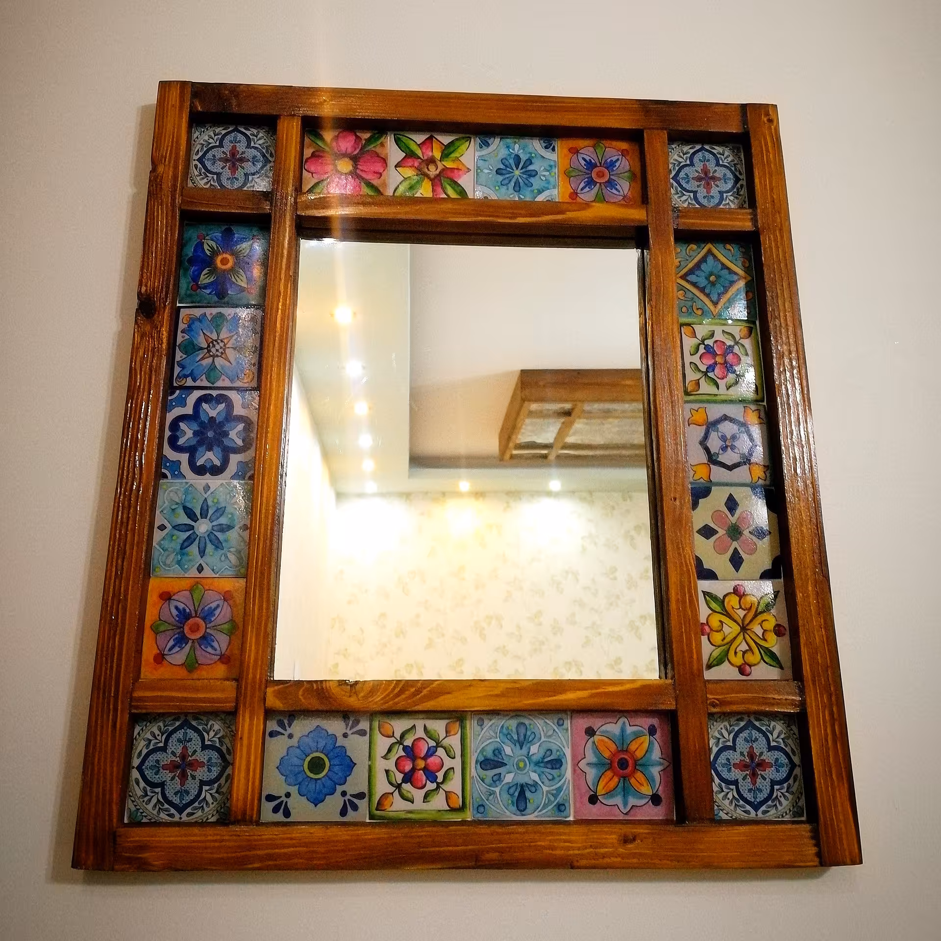 آینه با قاب چوب و کاشی