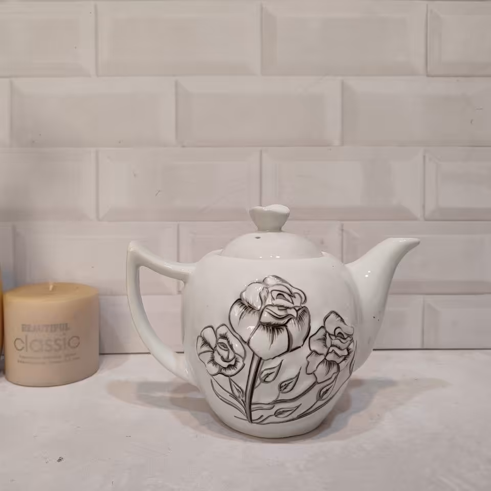 قوری چایی کد302 سایز کوچیک گل برجسته قوری چینی باطراحی خاص و زیبا قوری گلدار 