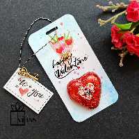 گیفت شکلات قلبی نصب شده روی کارت با تم ولنتاین همراه با آویز کلید به همراه تگ 3