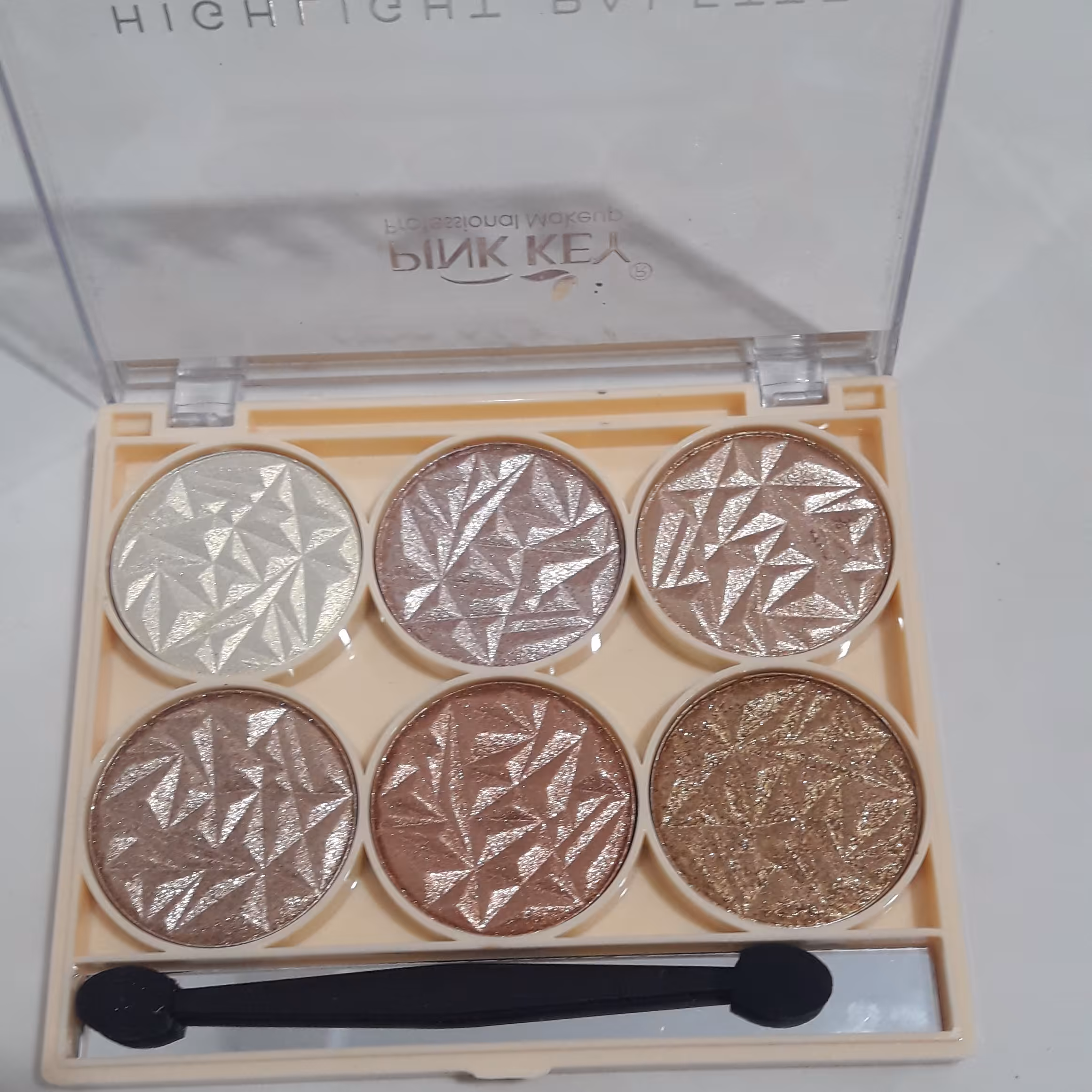 پا لت سایه و های لایتر shinyدارای کیفیت عالی وماندگاری خوب برای خانمهای خوش سلیقه وزیبا برای تمامی سلیقه ها