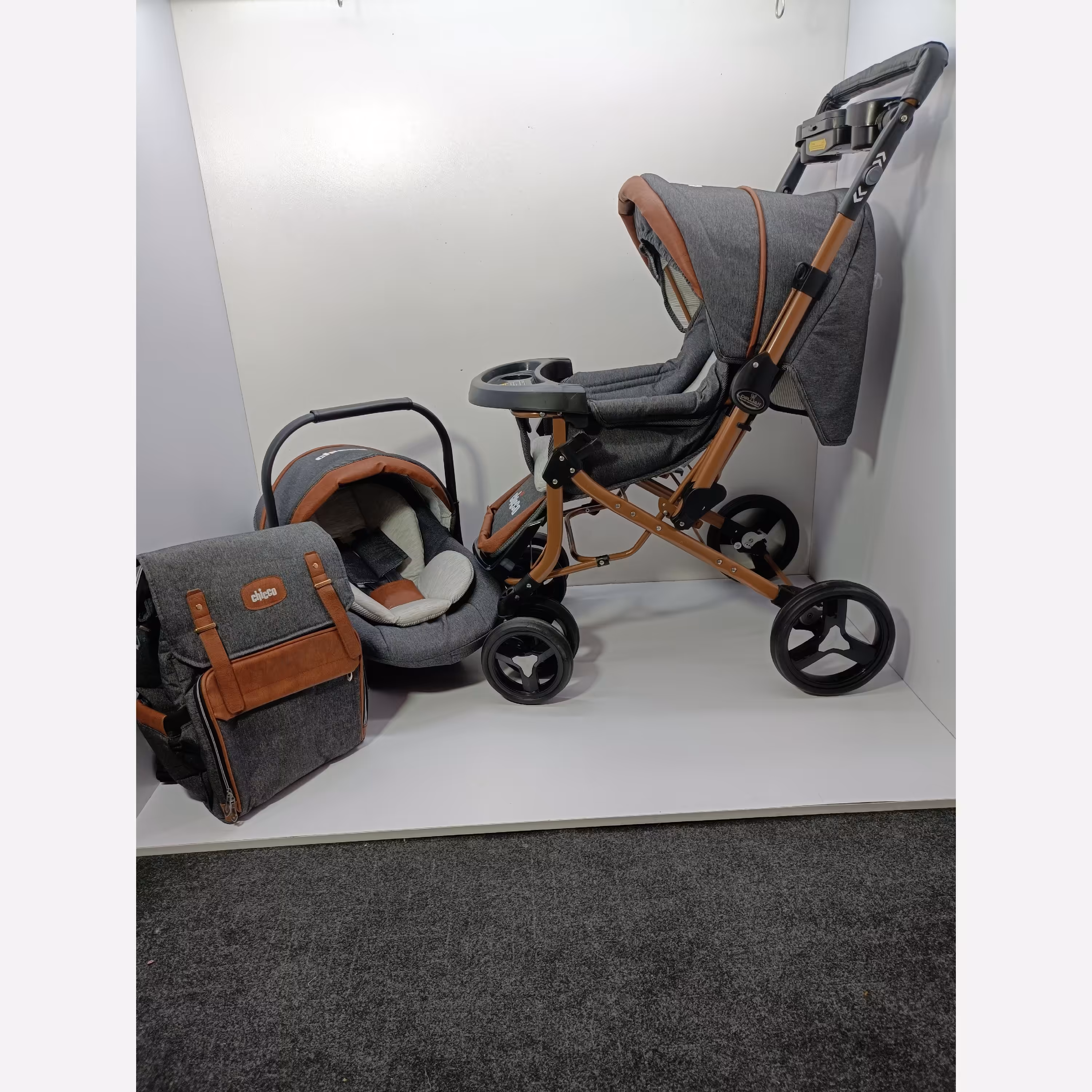 کالسکه  چهار تکه نوزاد با اسکلت دلیجان مدل CHICCO1 شامل کالسکه کریر کیف  روروئک دی جی