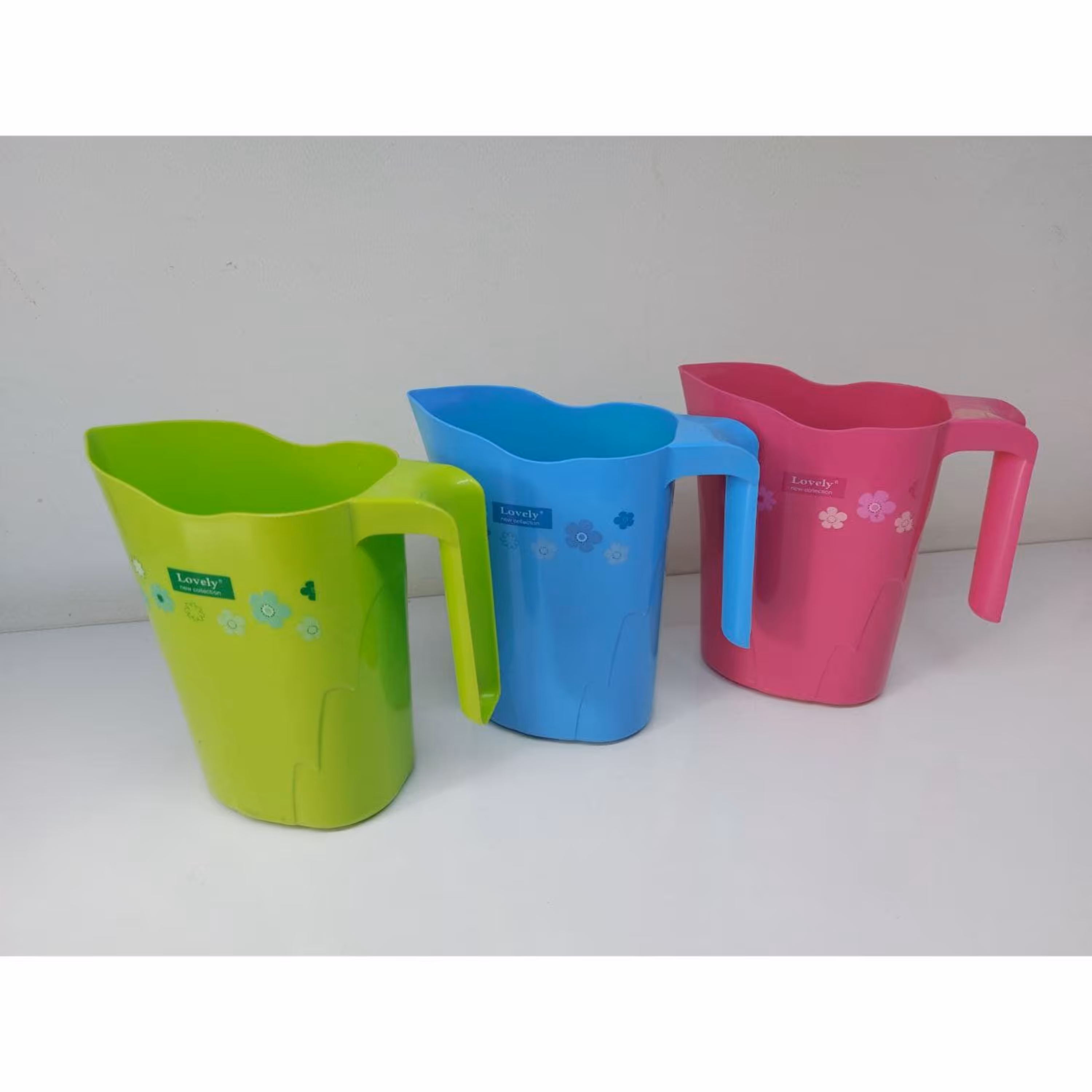 لیوان شیری در طرحی زیبا و رنگ های متنوع