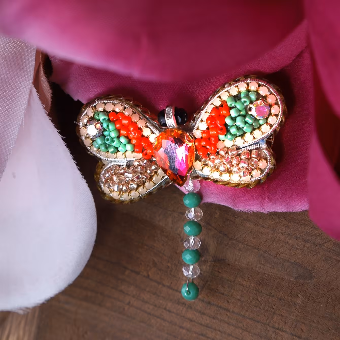 گل سینه سنجاقک بسیار جذاب وزیبا.تمام کار دست دوز می‌باشد.