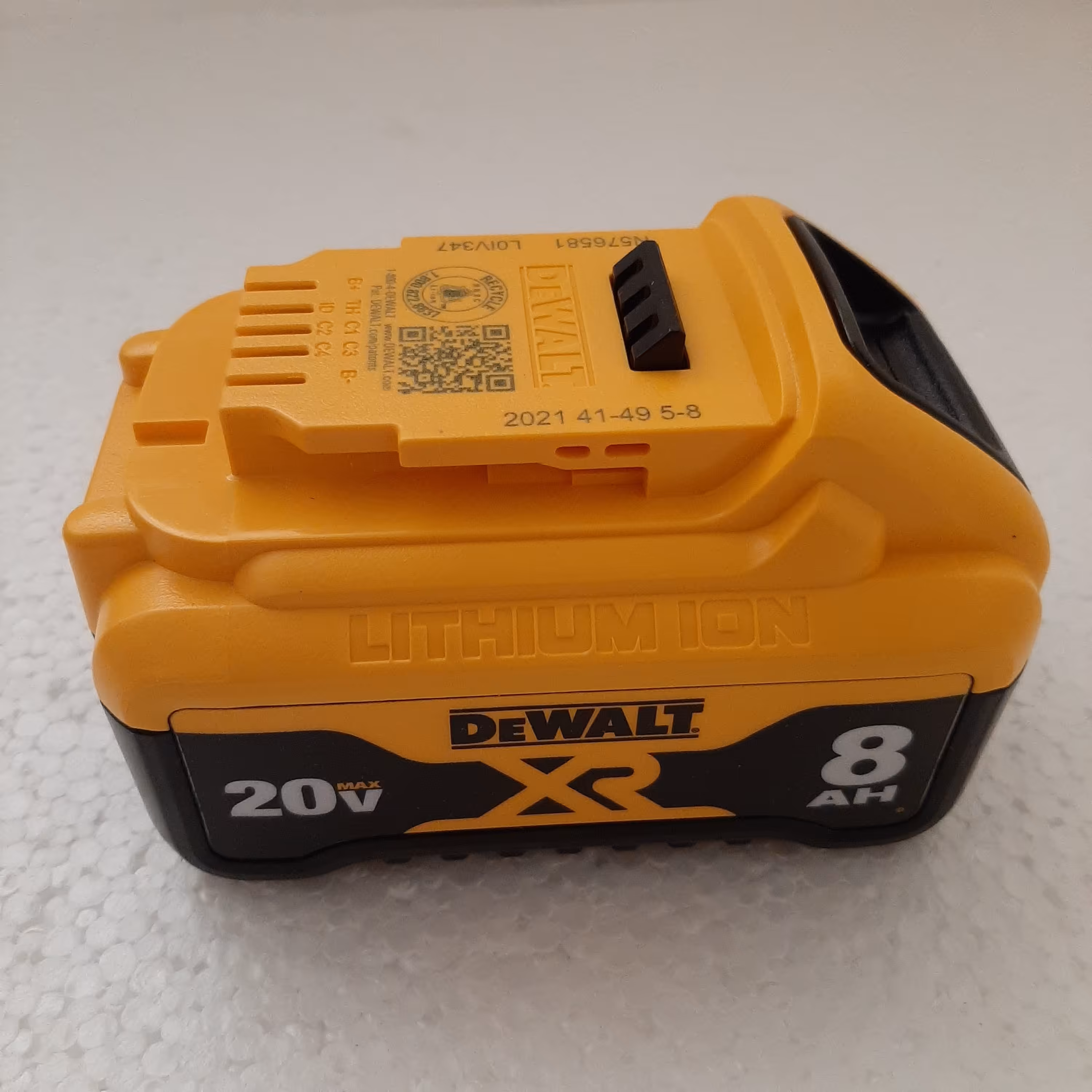 باتری دیوالت 20ولت 8آمپر  تولید 2021