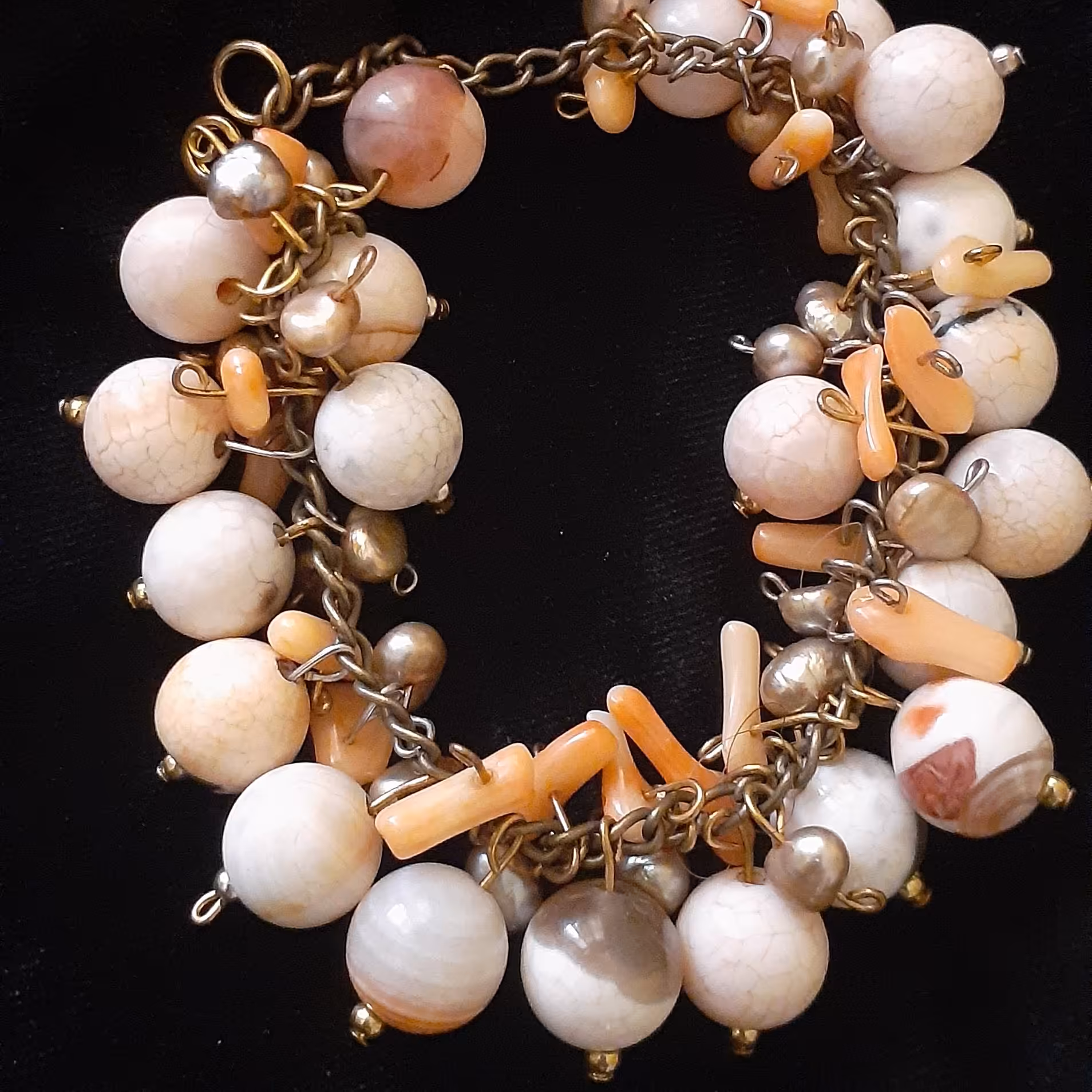 دستبند شلوغ ، دارای سنگ سفید  ،مهره مرواریدی براق، مرجان نارنجی