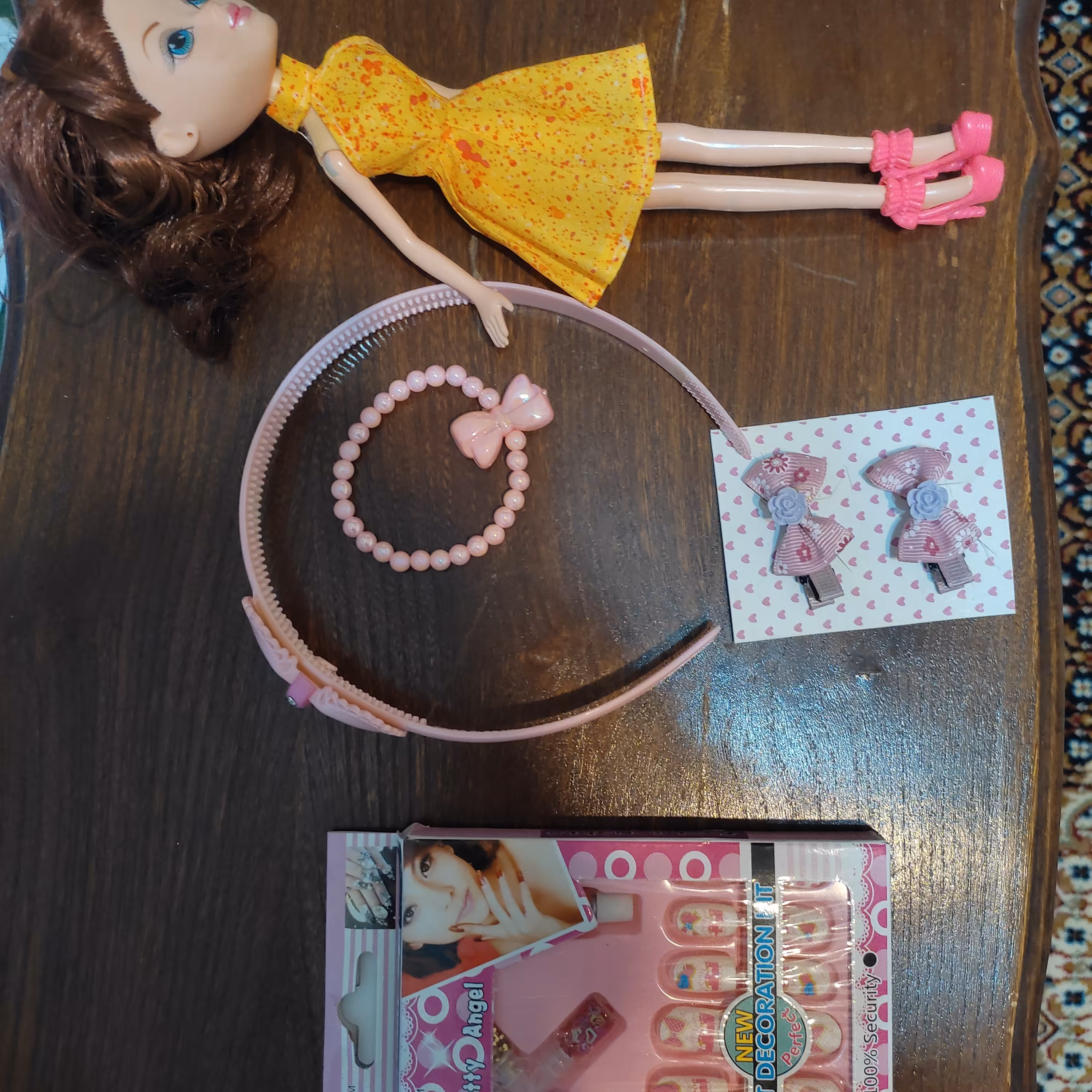 عروسک و تل و دستبند و ناخن مصنوعی