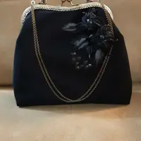 کیف زیبا و جذاب کاملا دست دوز به همراه تزیین گل های ربانی