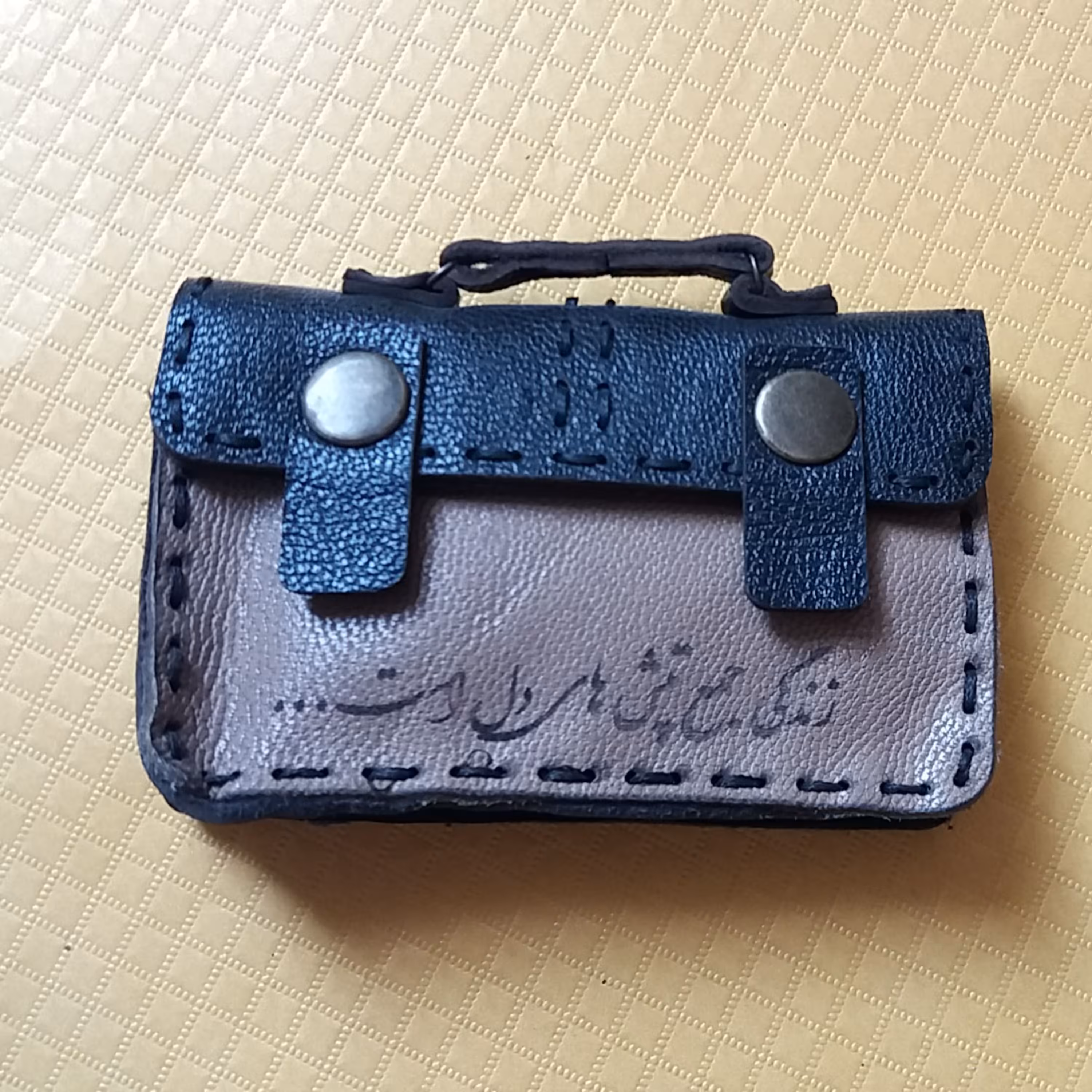 کیف چرم جاکارتی دست دوز 40گرمی با مقاومت بالا در رنگبندی های زیبا و دلربا