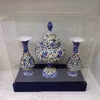 ست  گلدان و شکلات خوری میناکاری اثر استاد شیرازی با جعبه طلقی 