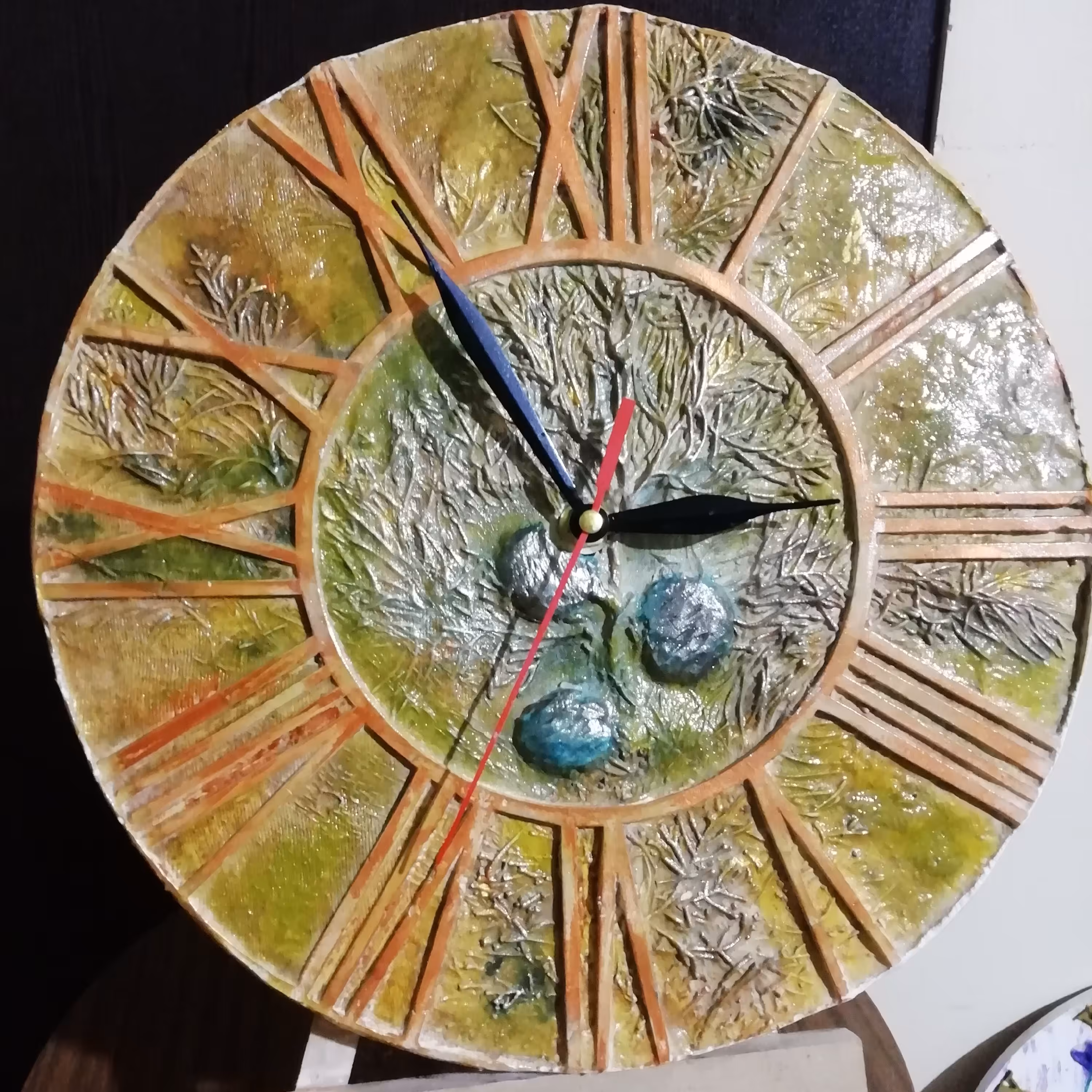 ساعت دیواری گچی برجسته با طرح برگ و میوه درخت کاج لاوسون با قطر حدود 30 سانت