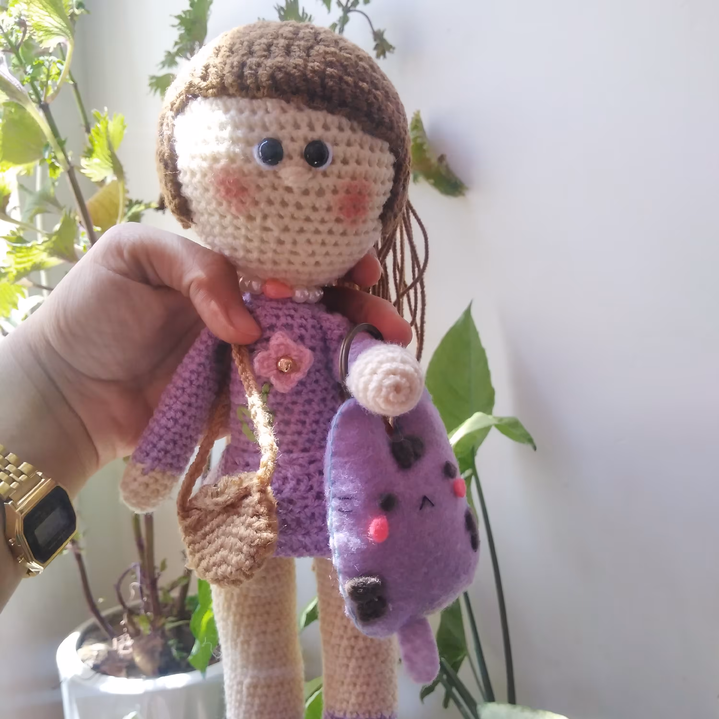 عروسک دستبافت دختر همراه با دسته کلید نمدی گربه و کش مو پاپیونی دستبافت و کیف عروسک 