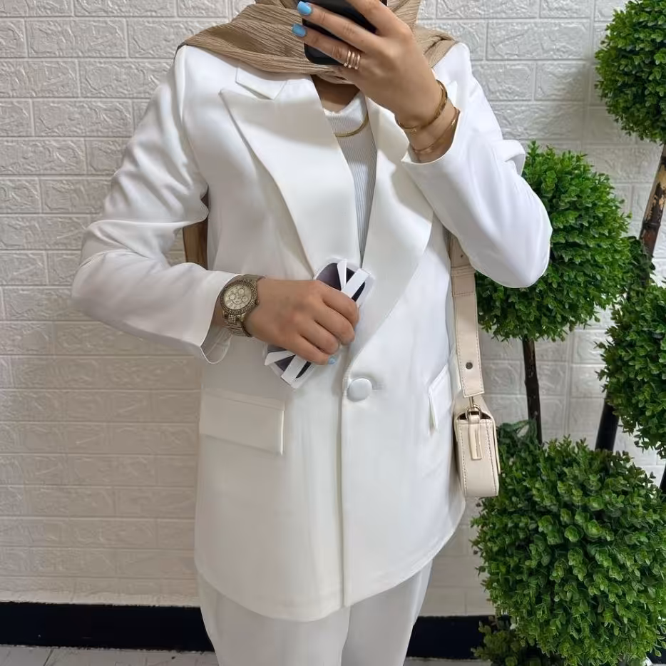 کت و شلوار سفید مازراتی مناسب مراسم های خاص 