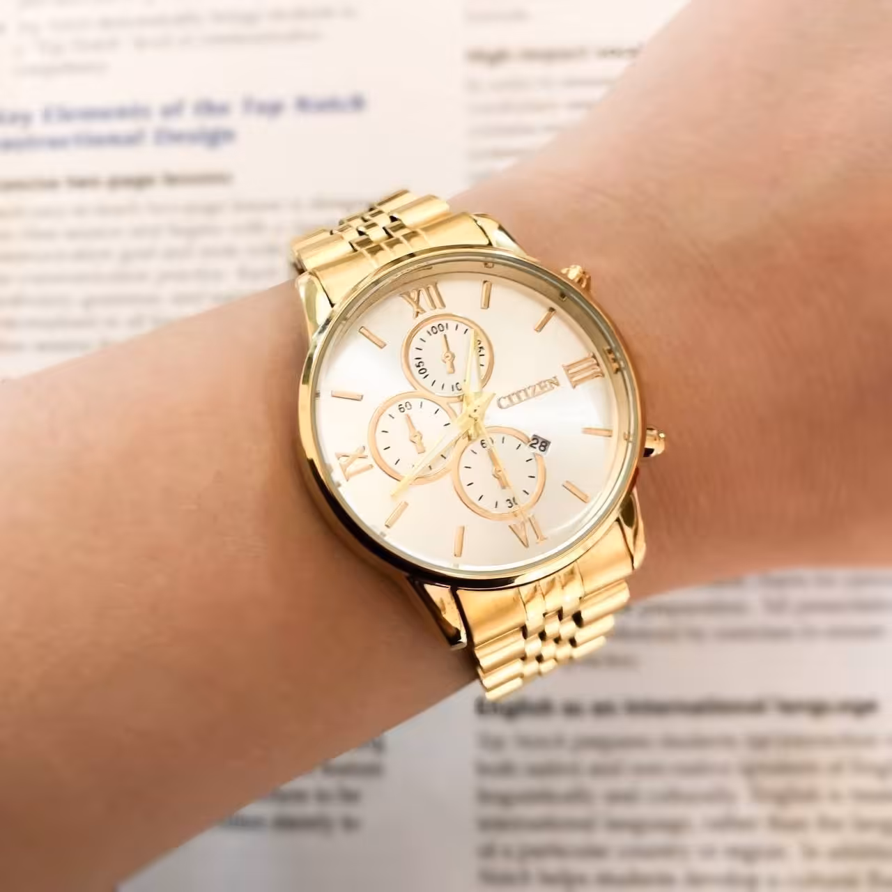 ساعت زنانه یا مردانه بصورت تکی مارک سیتیزن بنداستیل طلایی صفحه سفید. طرح سه موتوره
دارای تقویم