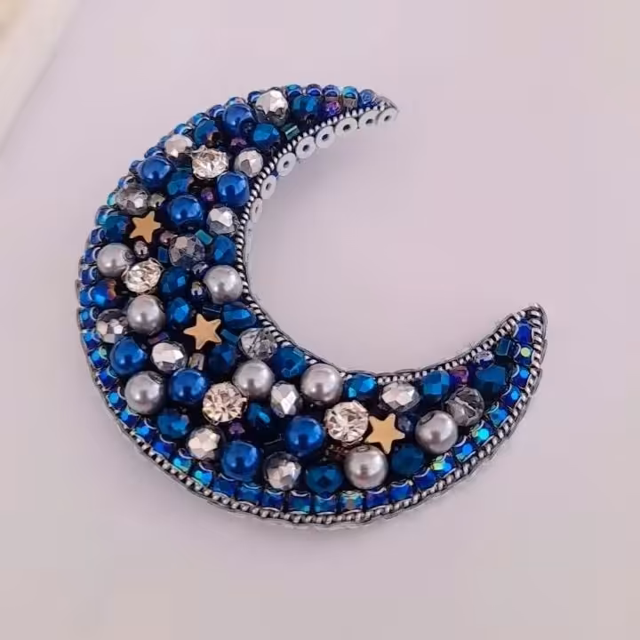 سنجاق سینه جواهردوزی ماه کهکشانی