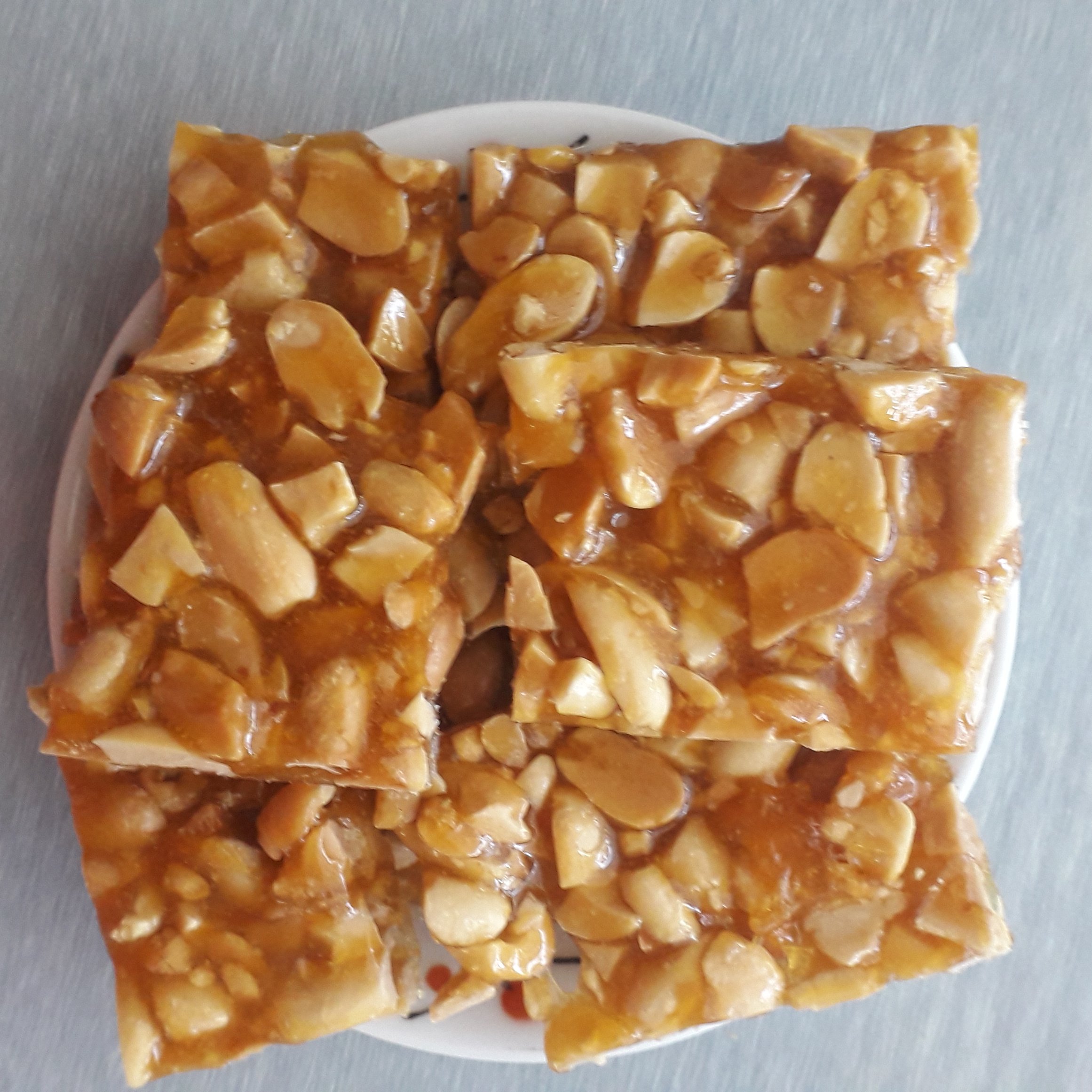 سوهان بادام سوخته آستانه اشرفیه خانگی 500 گرمی