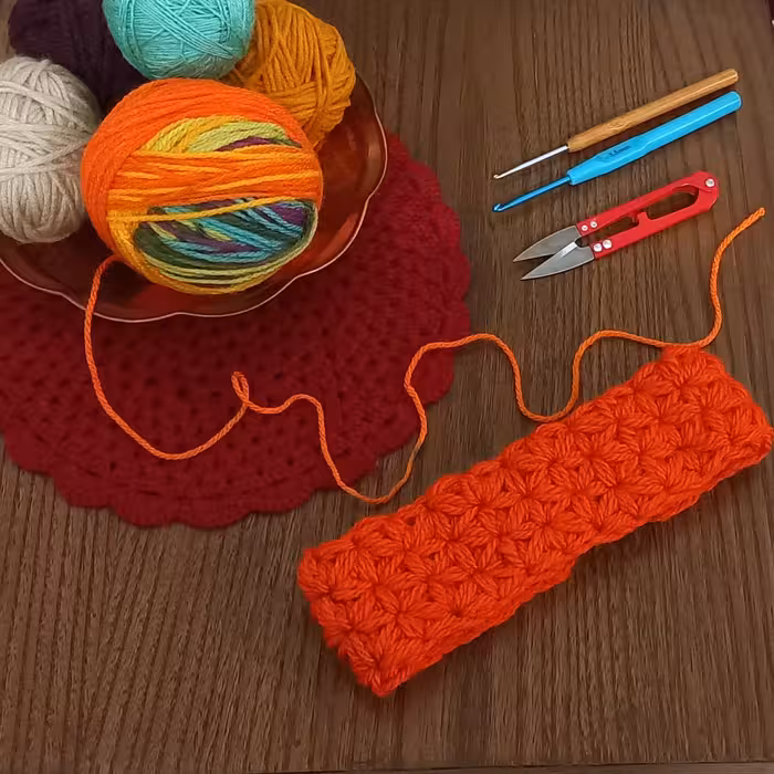 پذیرش انواع سفارشات بافتنی( کلاه، هدبند،گیره سر ، پتو ، رومیزی  و...)  با رنگ وسایز دلخواه 