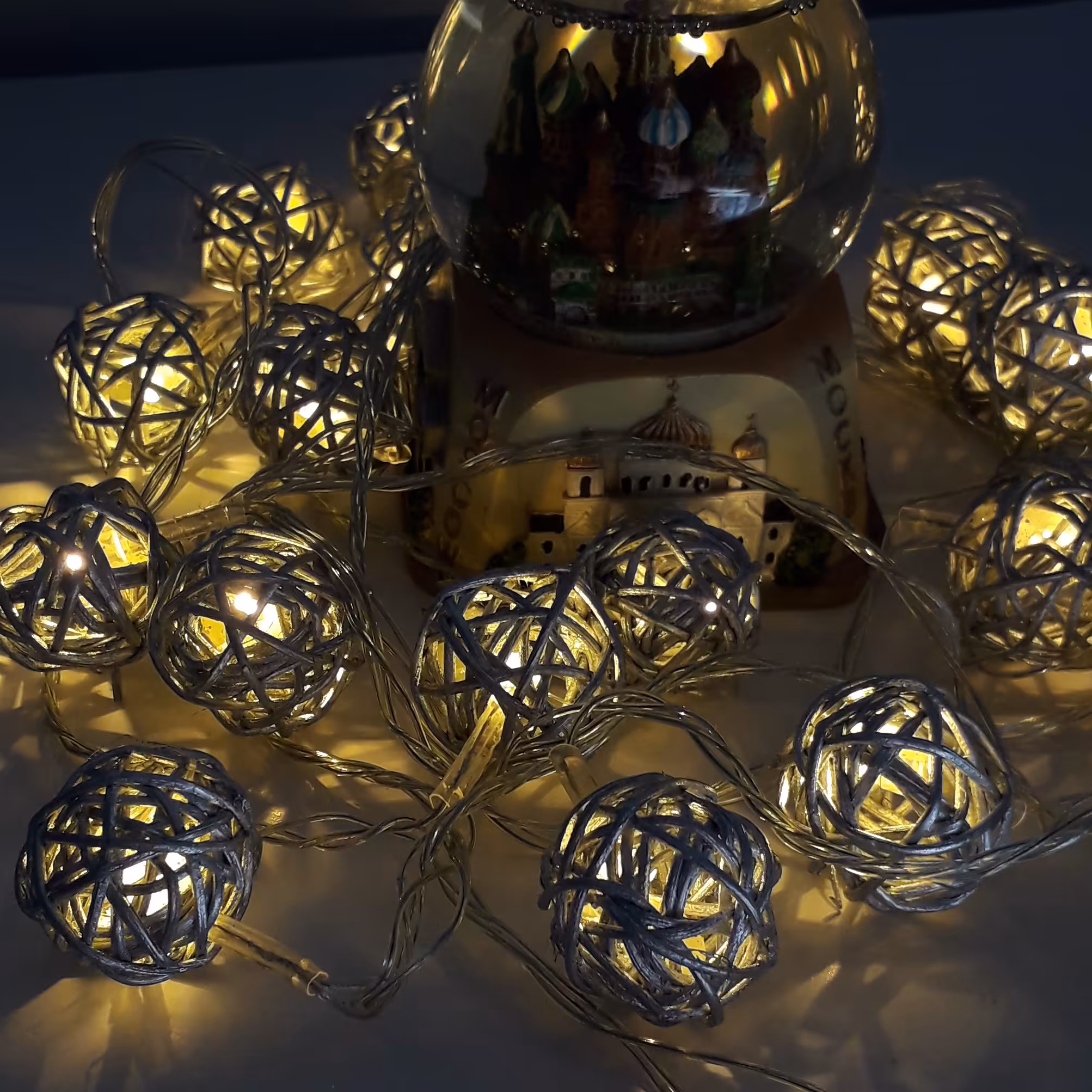 ریسه LED طرح گوی بامبویی 3متری و دارای 20 گوی بامبویی طوسی و LED  آفتابی