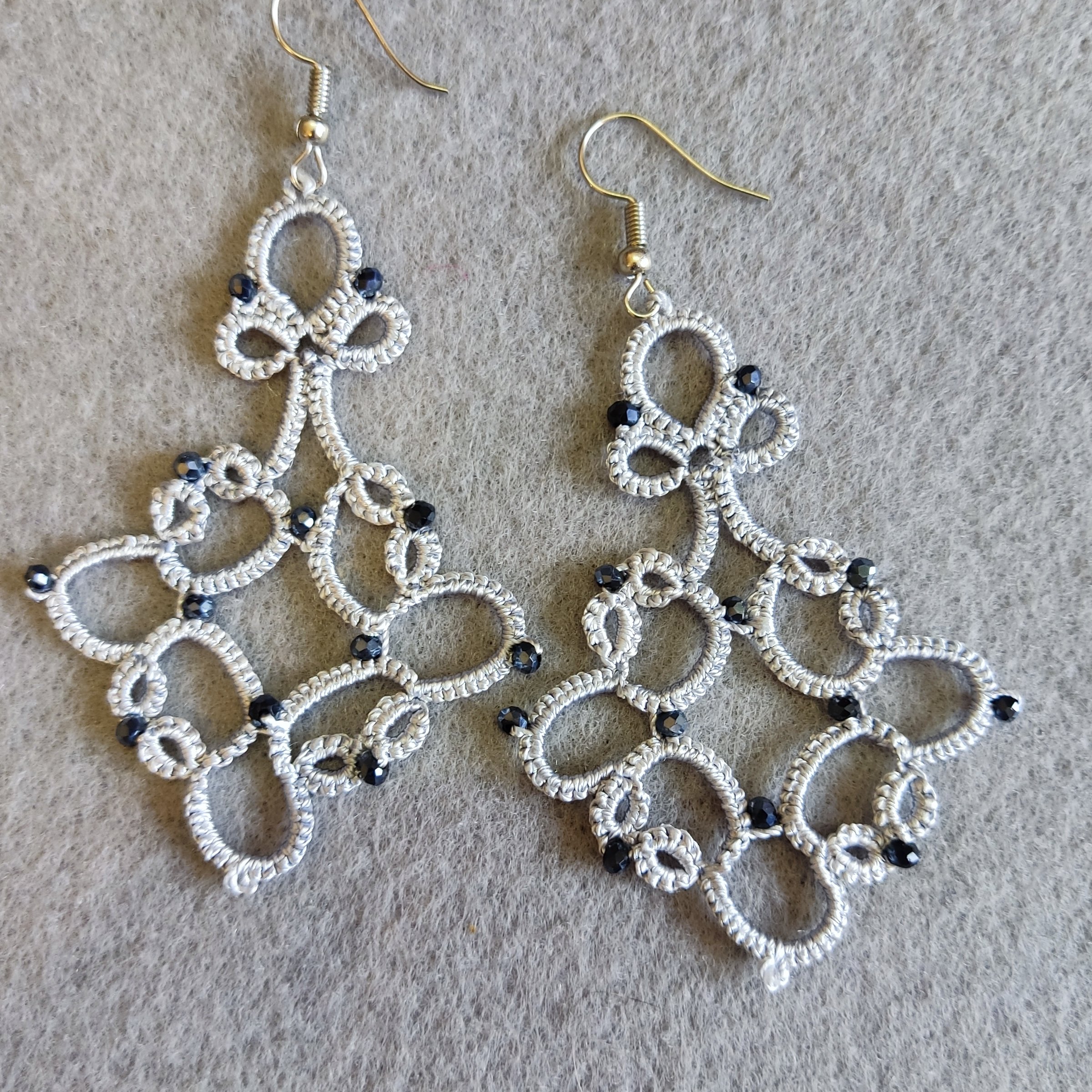 گوشواره گیپور خاکستری با کریستال های مشکی 