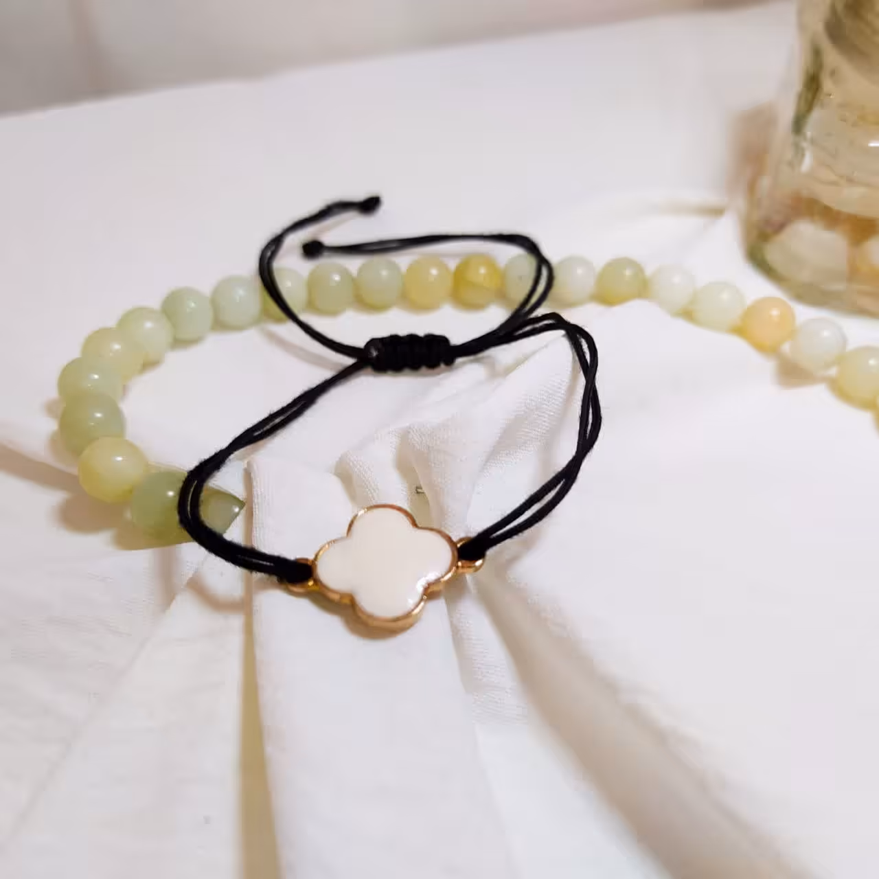 دستبند گل چهاربرگی سفید مشکی ساده