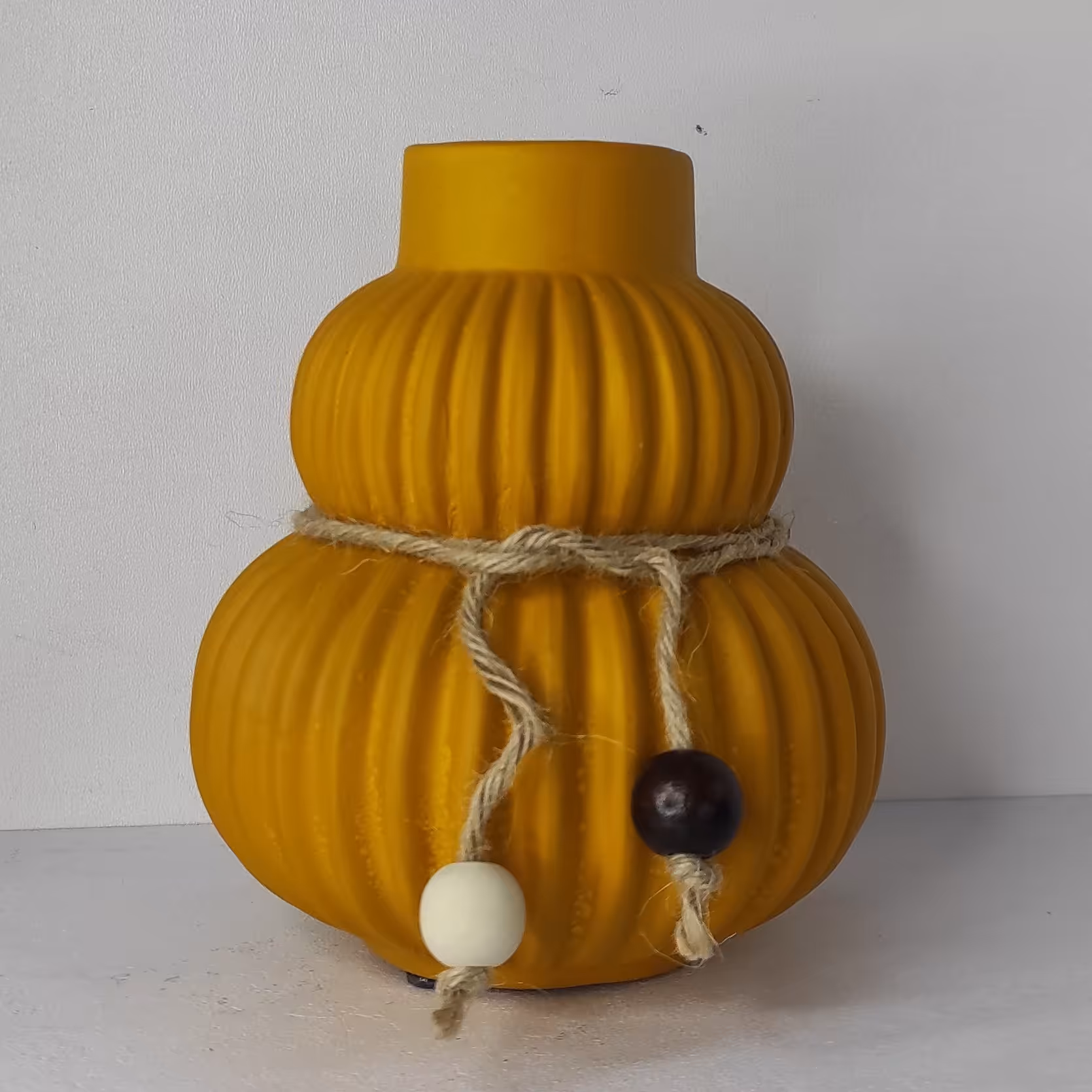 گلدان جنس پلی رزین . 300 گرمی قد 18 سانت . قطر 13 سانت رنگ زرد 