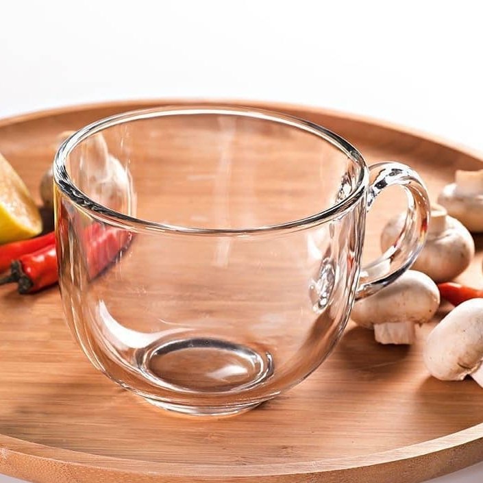 فنجان سرو سوپ آب مرغ و سس همراه باملاقه