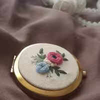 آینه جیبی گلدوزی شده با دست طرح پرنیان قطر 6 سانت