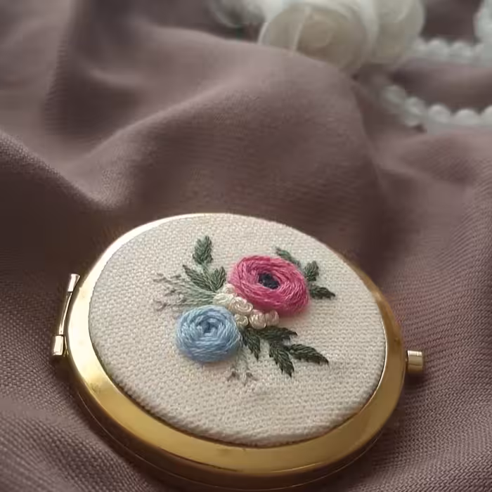 آینه جیبی گلدوزی شده با دست طرح پرنیان قطر 6 سانت