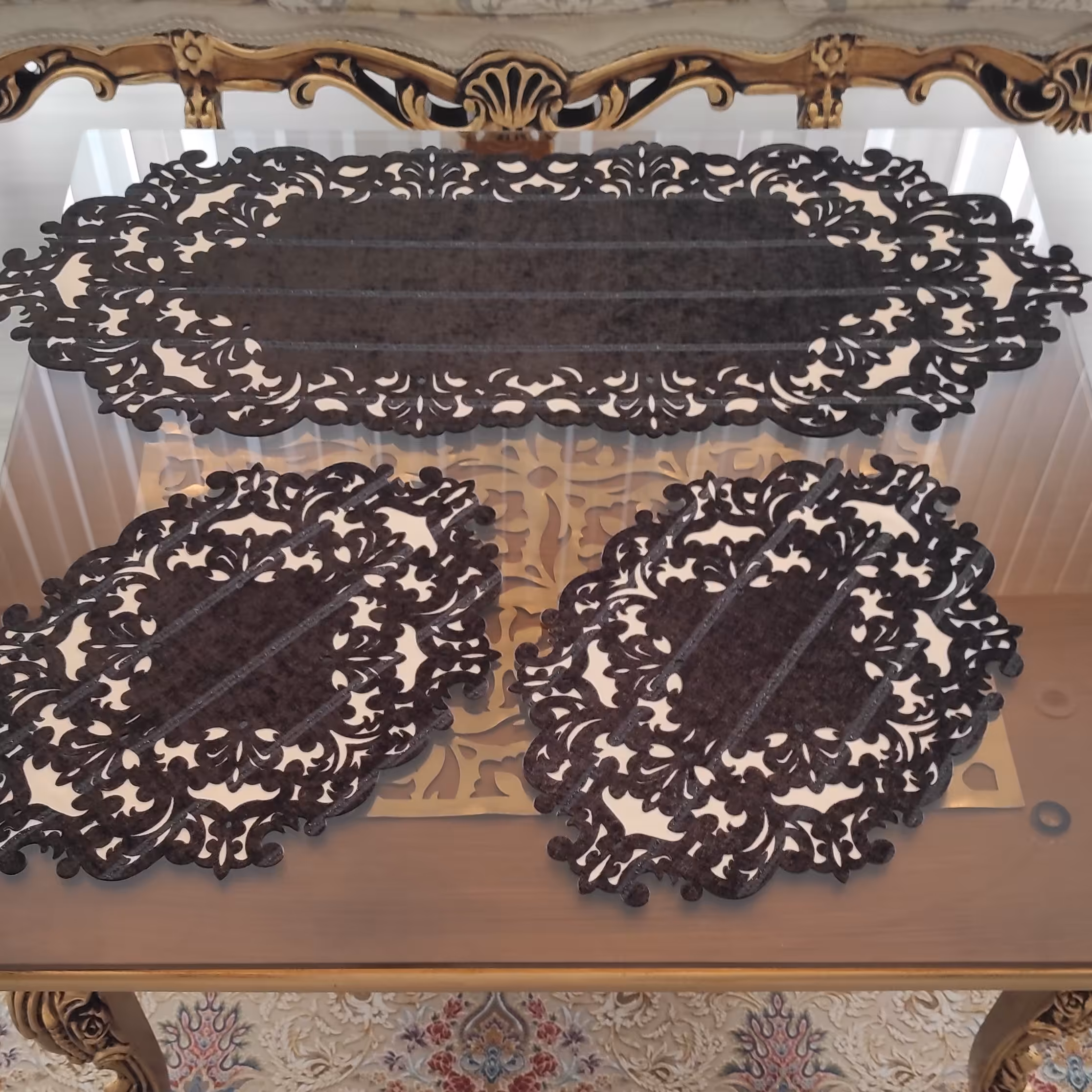 رومیزی مخمل  اکلیلدار