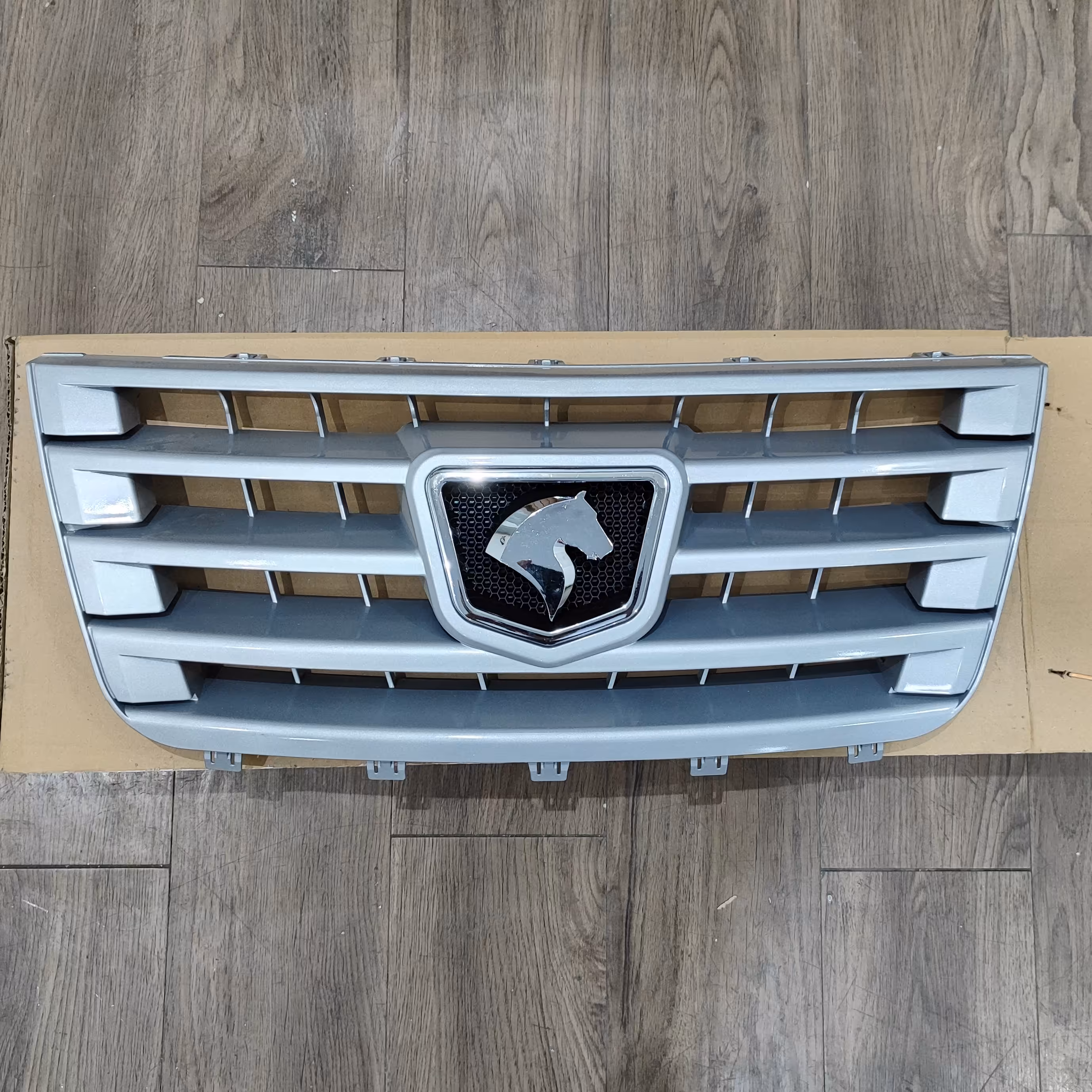 جلو پنجره سمند سورن جدید با آرم رنگ نقره ای و جنس ABS 