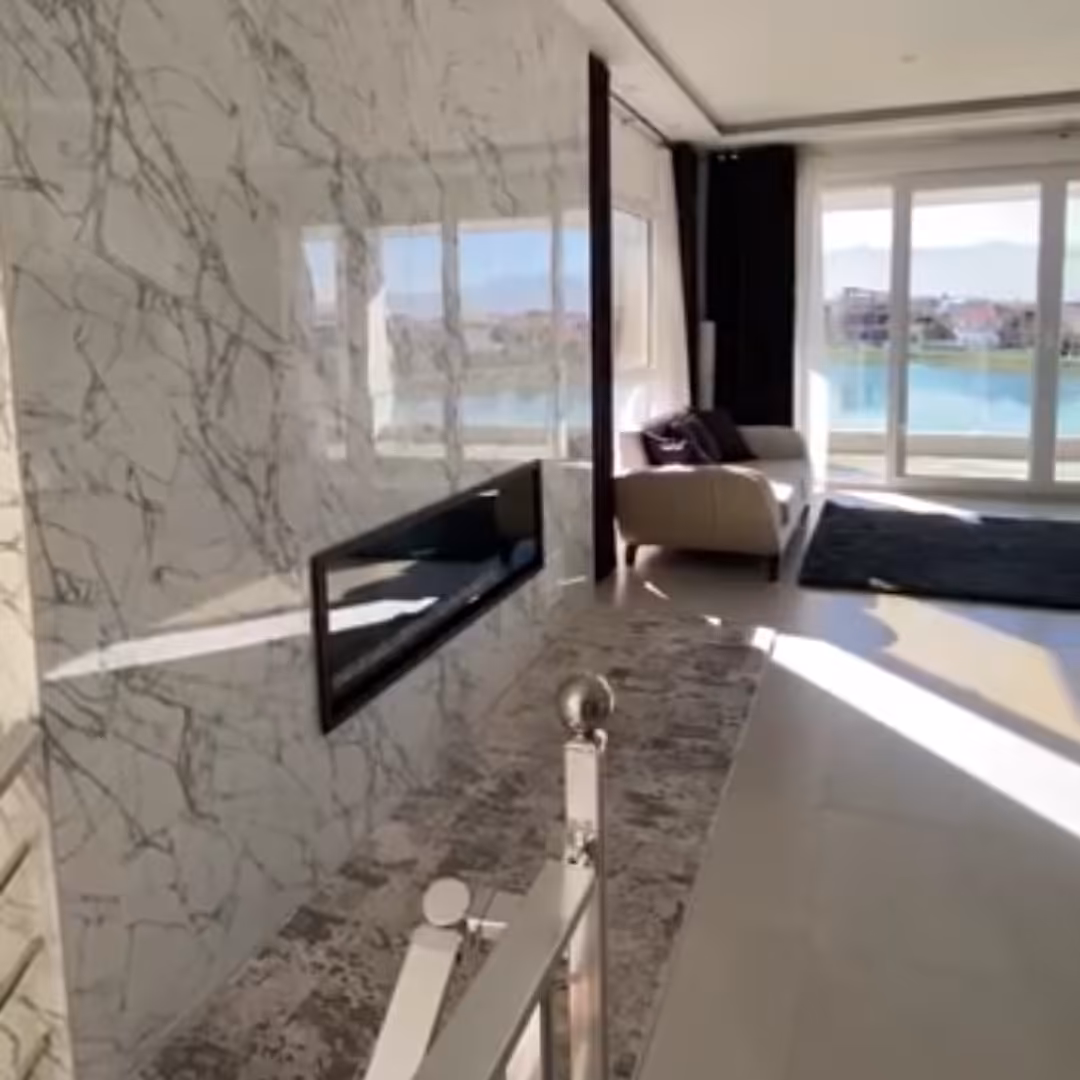 شومینه دیواری مدرن با پک اتصالات و مشعل خطی دارای هود  