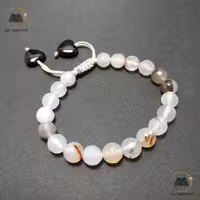 دستبند سنگ عقیق سلیمانی اصل با مهره های تراش دار 8 میلیمتری و نخ ترک موم زده و گره کشویی با آویز سنگ اونیکس قلبی شکل