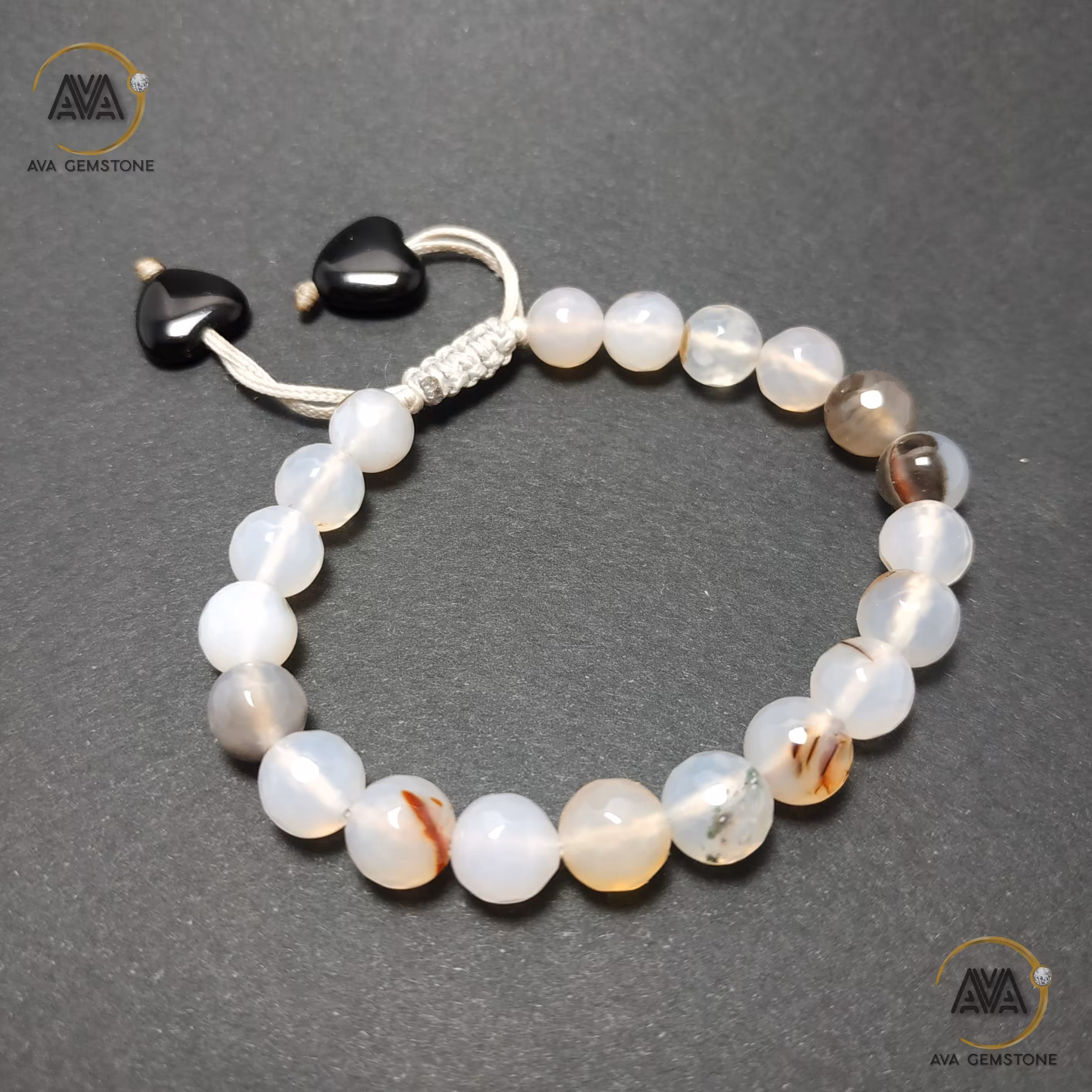 دستبند سنگ عقیق سلیمانی اصل با مهره های تراش دار 8 میلیمتری و نخ ترک موم زده و گره کشویی با آویز سنگ اونیکس قلبی شکل