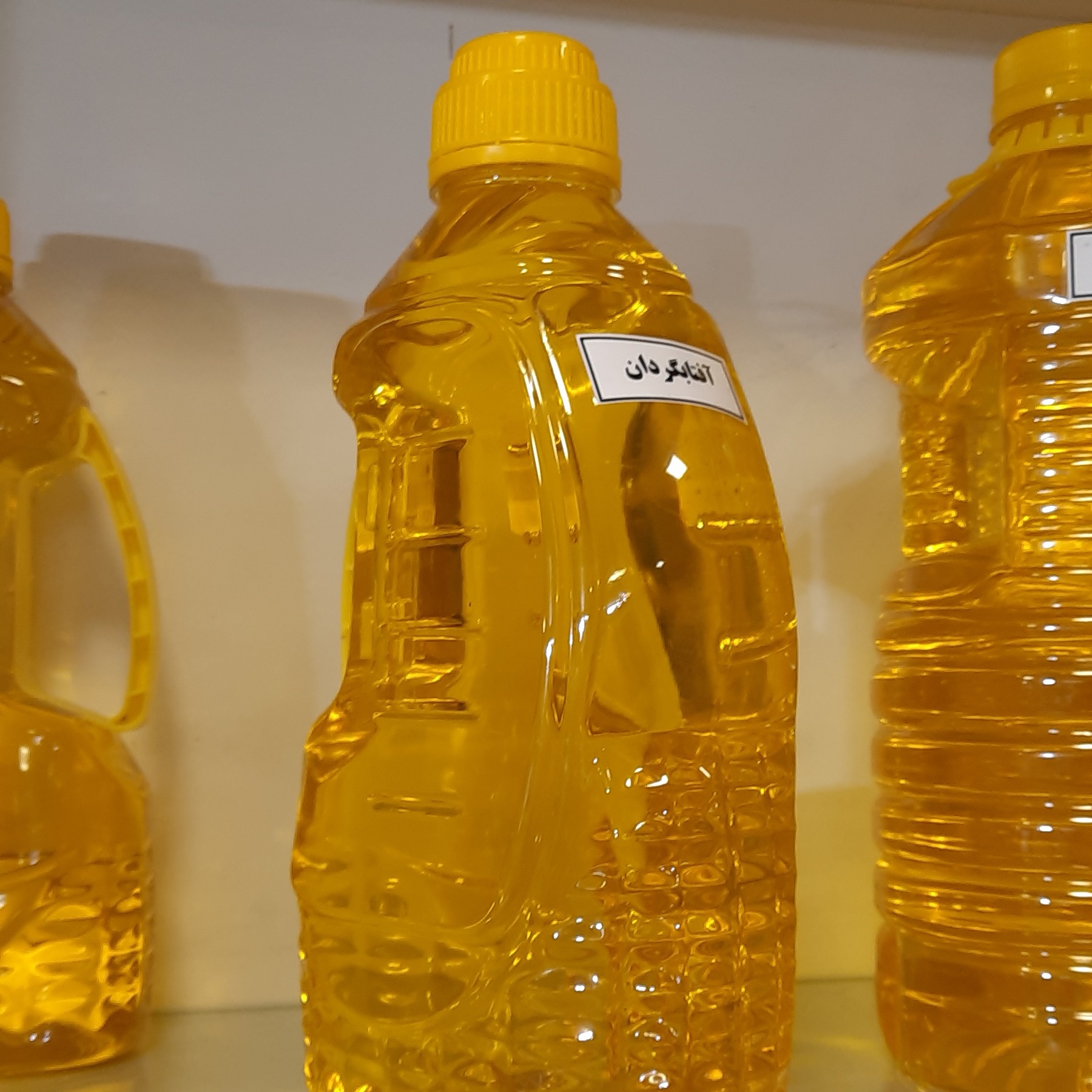 روغن آفتابگردان دو لیتری تهیه شده به روش پرس سرد و با بهترین مواد اولیه و روغن گیری با مغز تخمه بدون پوست