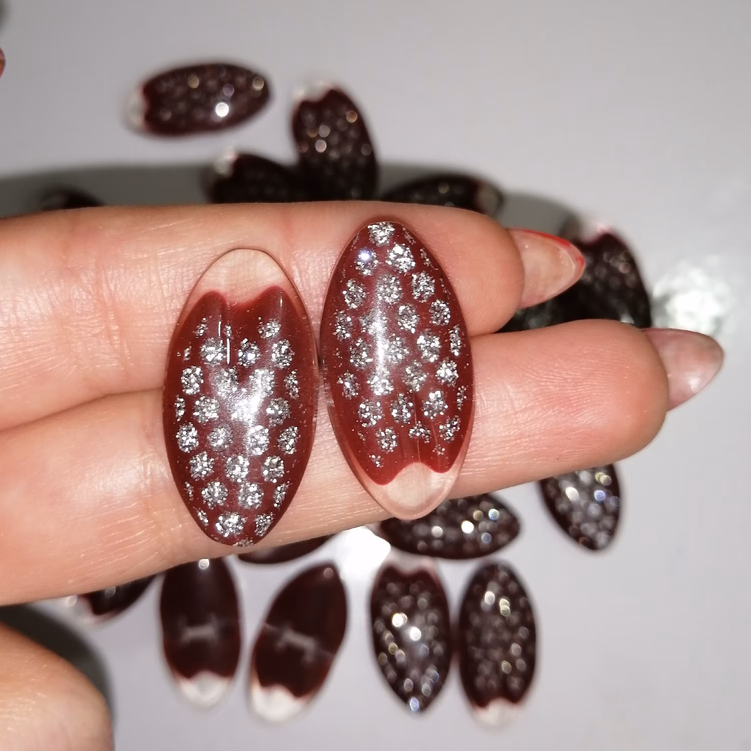 دکمه لباس طرح شیشه ای طرح نگین رنگ زرشکی در بسته 10 عددی 