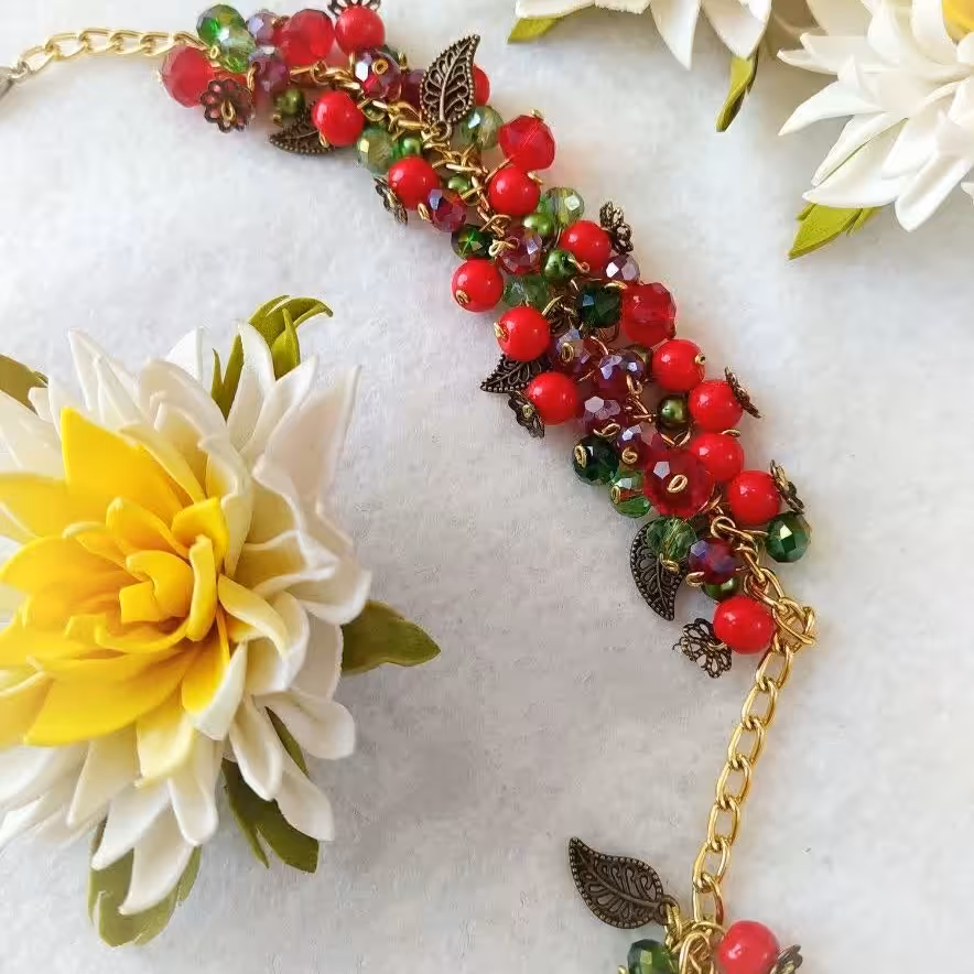 دستبند زیبای میوه ای مخصوص شب یلدا با تزیین مروارید و کریستال 