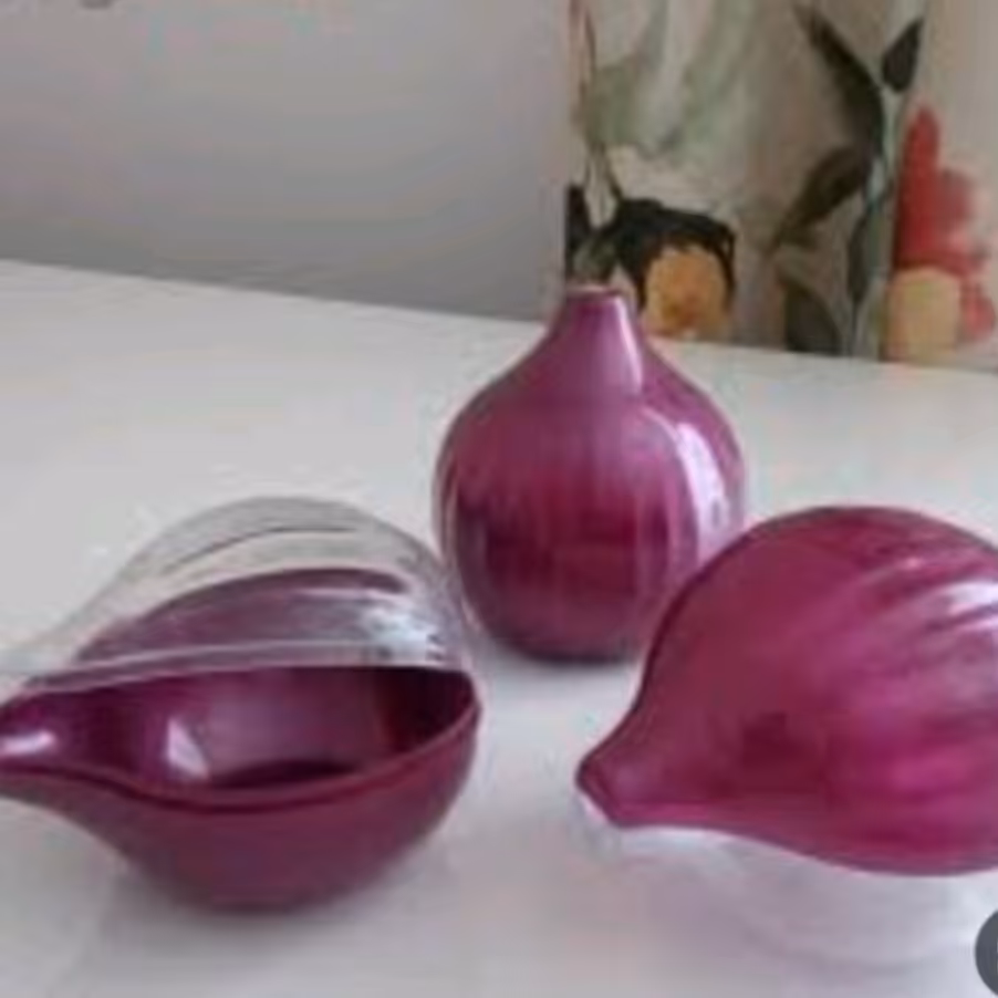 طرف نگهدارنده پیاز و سیر وسیله ای کوچک ولی کاربردی برای داخل یخچال که مواد غذایی بوی پیاز نگیره جنس اکرولیک 