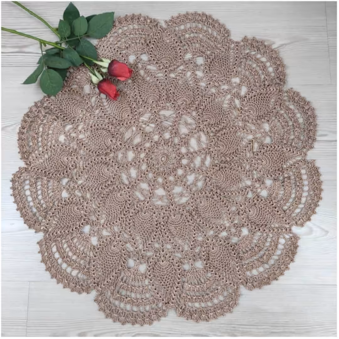 رومیزی قلاب بافی با نخ ابریشم به رنگ کرم شکلاتی