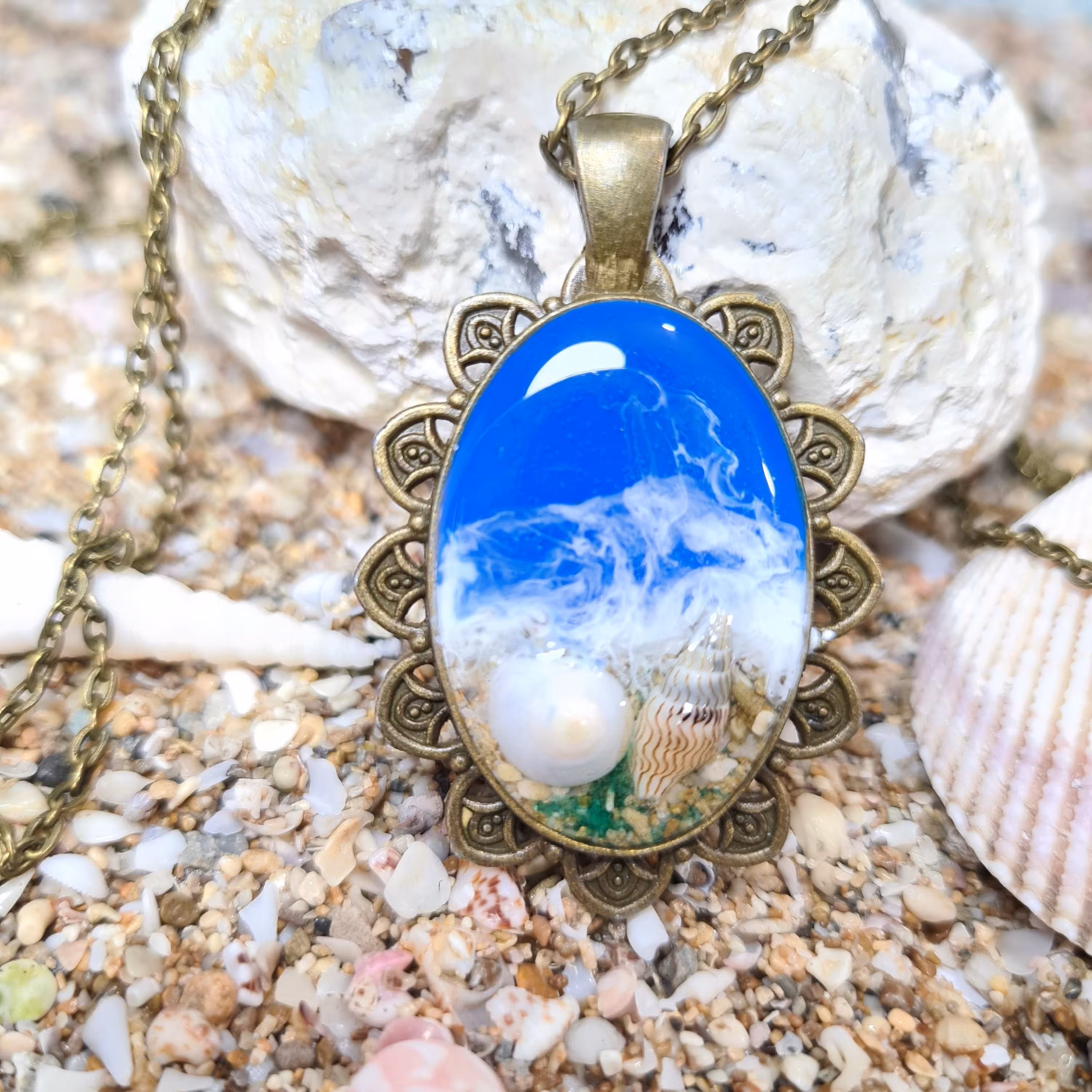 گردنبند رزینی سیاه قلم طرح ساحل دریا(4)