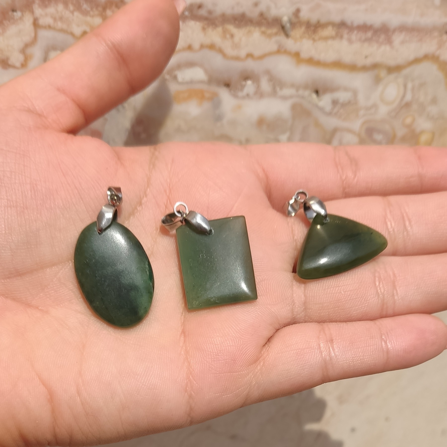 مدال سنگ یشم درجه یک در سه تراش بیضی ، مثلث و مربع با گیره ی استیل رنگ ثابت ، ارسال رایگان