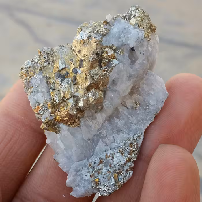 نمونه فوق کلکسیونی سنگ راف  پیریت طلایی ملقب به سنگ طلا همرشدی با بورنیت 100 در 100 طبیعی شاهکار خلقت
کد 9341