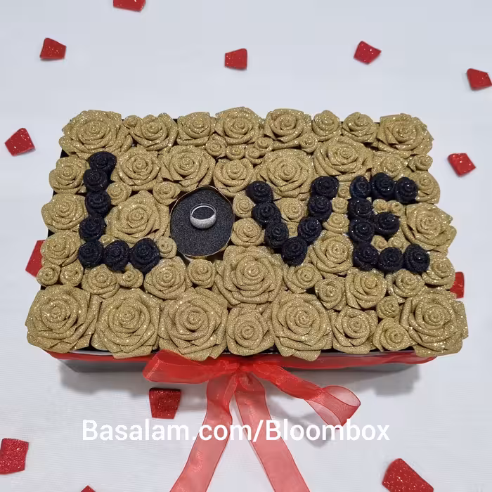 باکس گل و هدیه طرح Love-طلایی مشکی اکلیلی