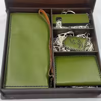 ست کامل بهترین هدیه جهت مصارف شخصی واداری،کیف کیهان،کیف کارت هوشیار،جاکلیدی گنبد واستند موبایل،با حکاکی دلخواه شما